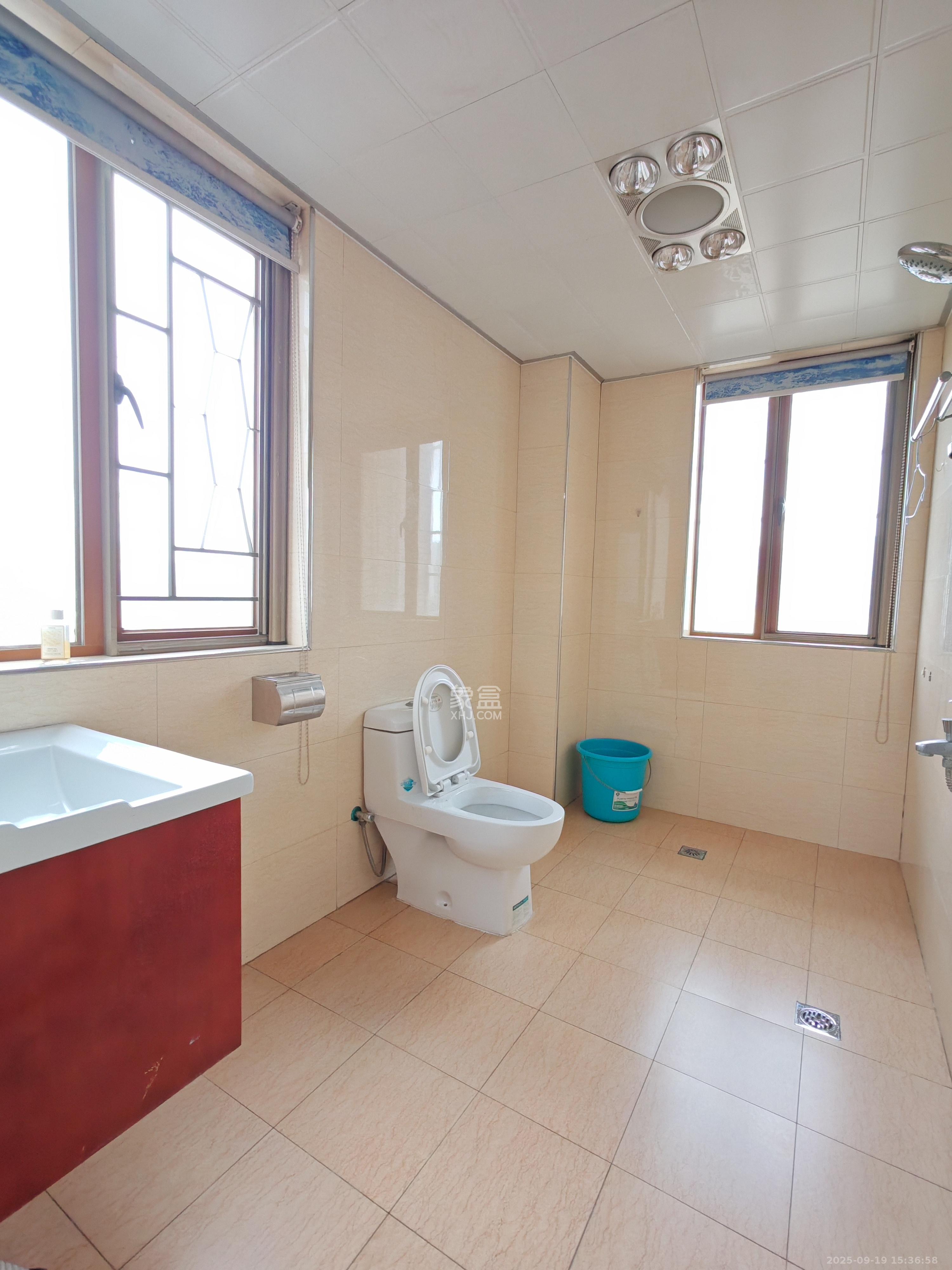 锑都家园  3室2厅2卫    2000.0元/月室内图