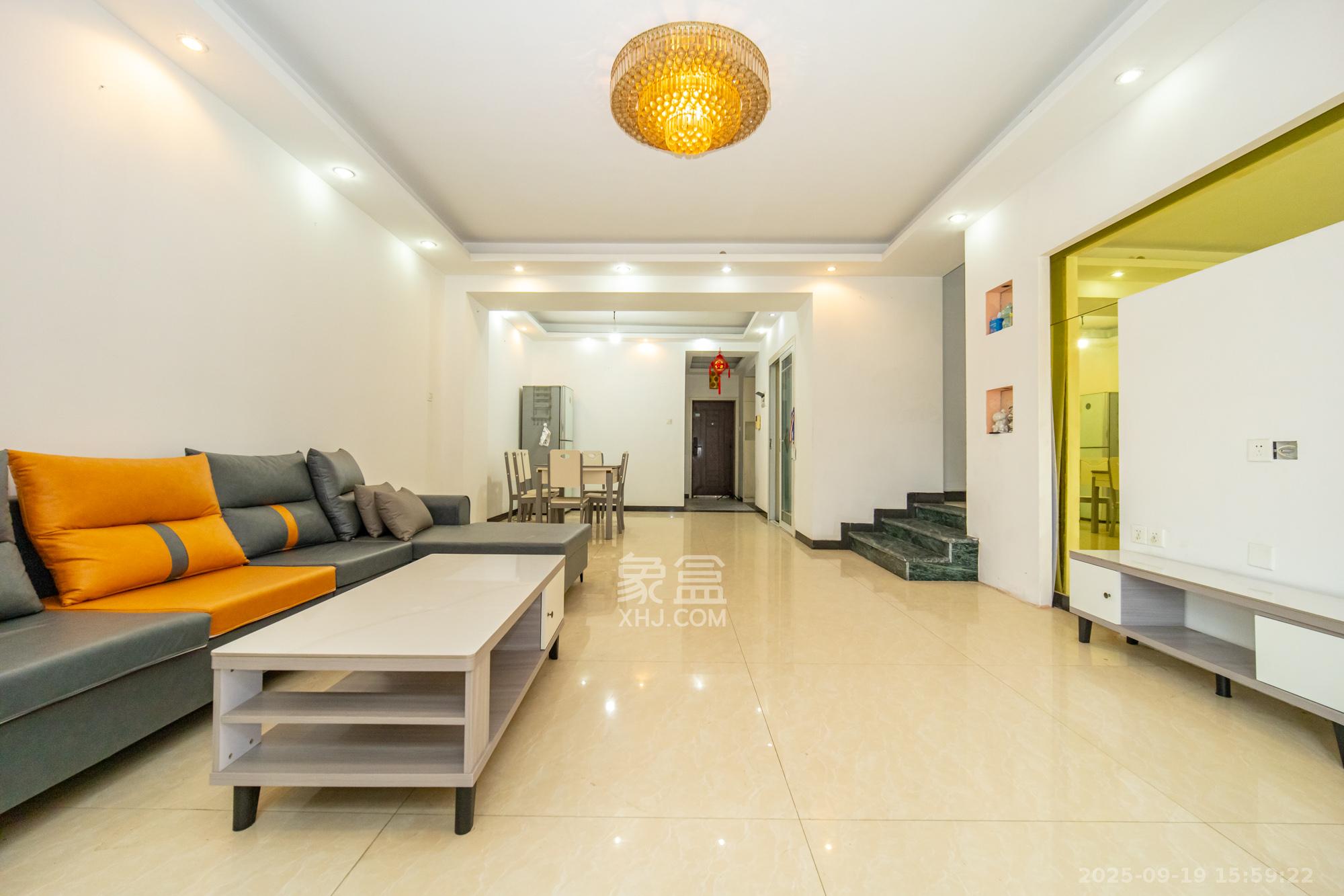 楚天馨苑 3室2厅2卫 68.8万 楚天馨苑 3室2厅2卫 68.8万客厅