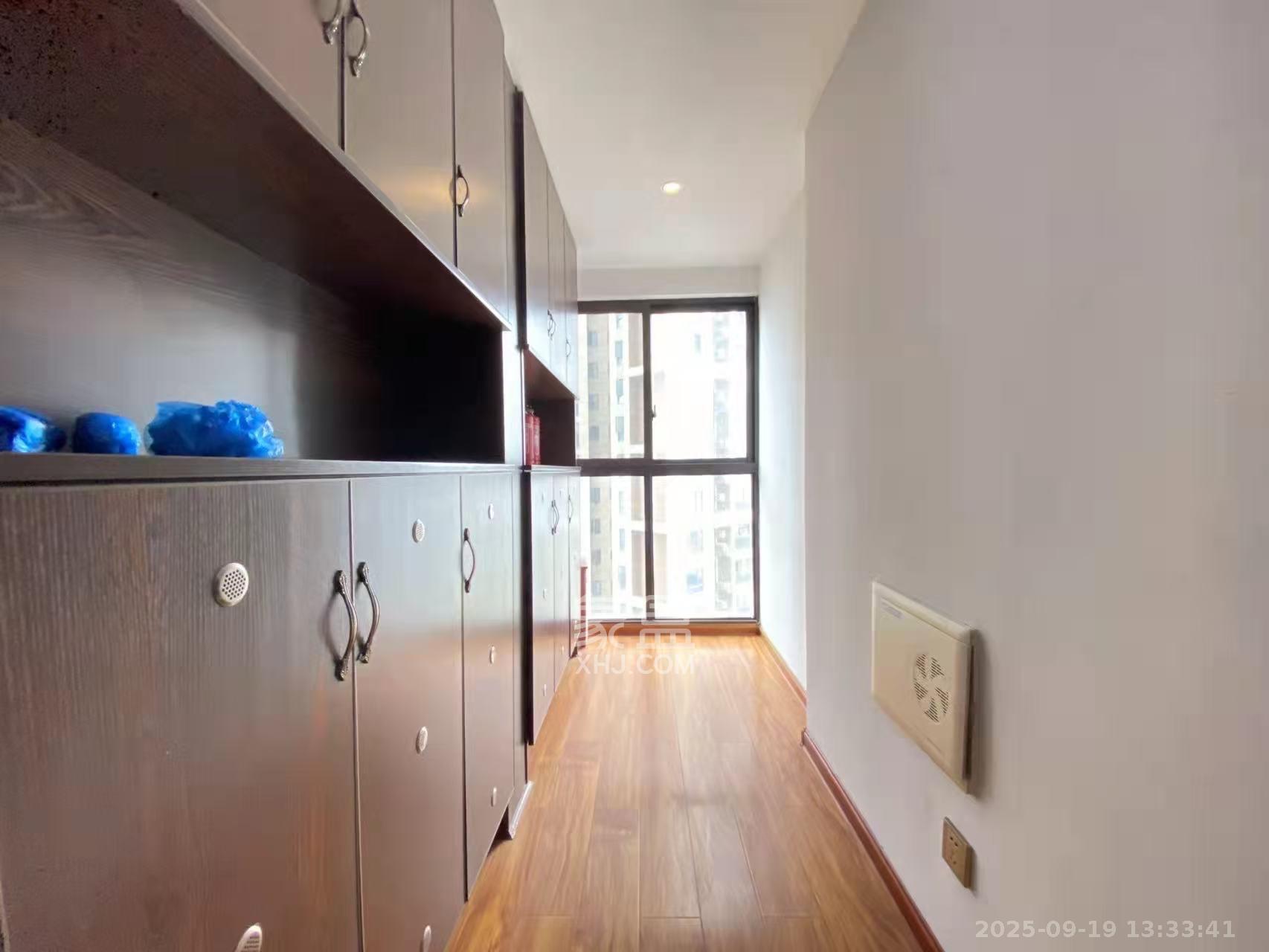 达美D6区 4室2厅2卫 4500.0元/月 达美D6区 4室2厅2卫 4500.0元/月室内图