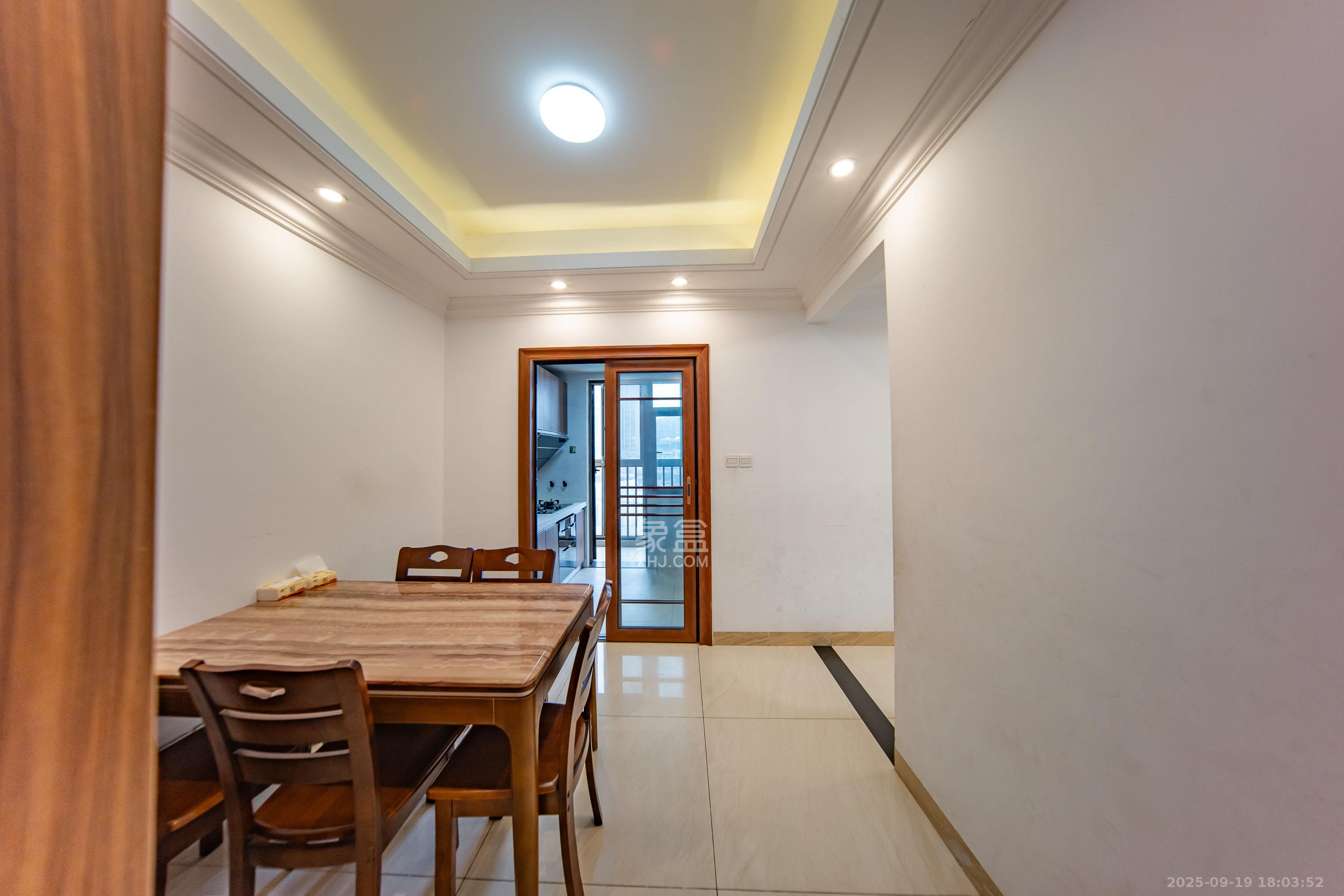 江山帝景哈佛  3室2厅2卫    88.0万客厅