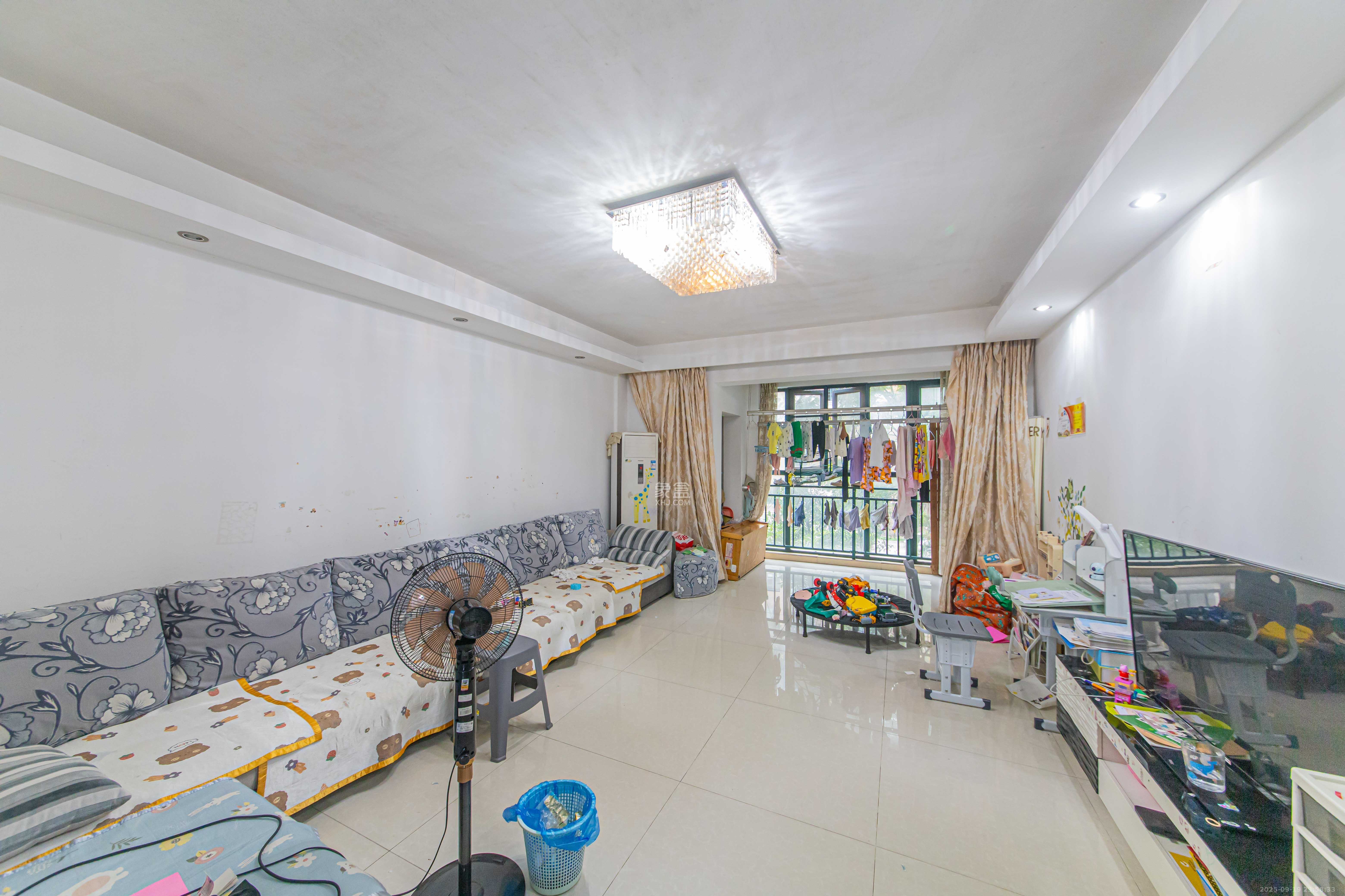 华电湘苑  3室2厅2卫    125.0万客厅