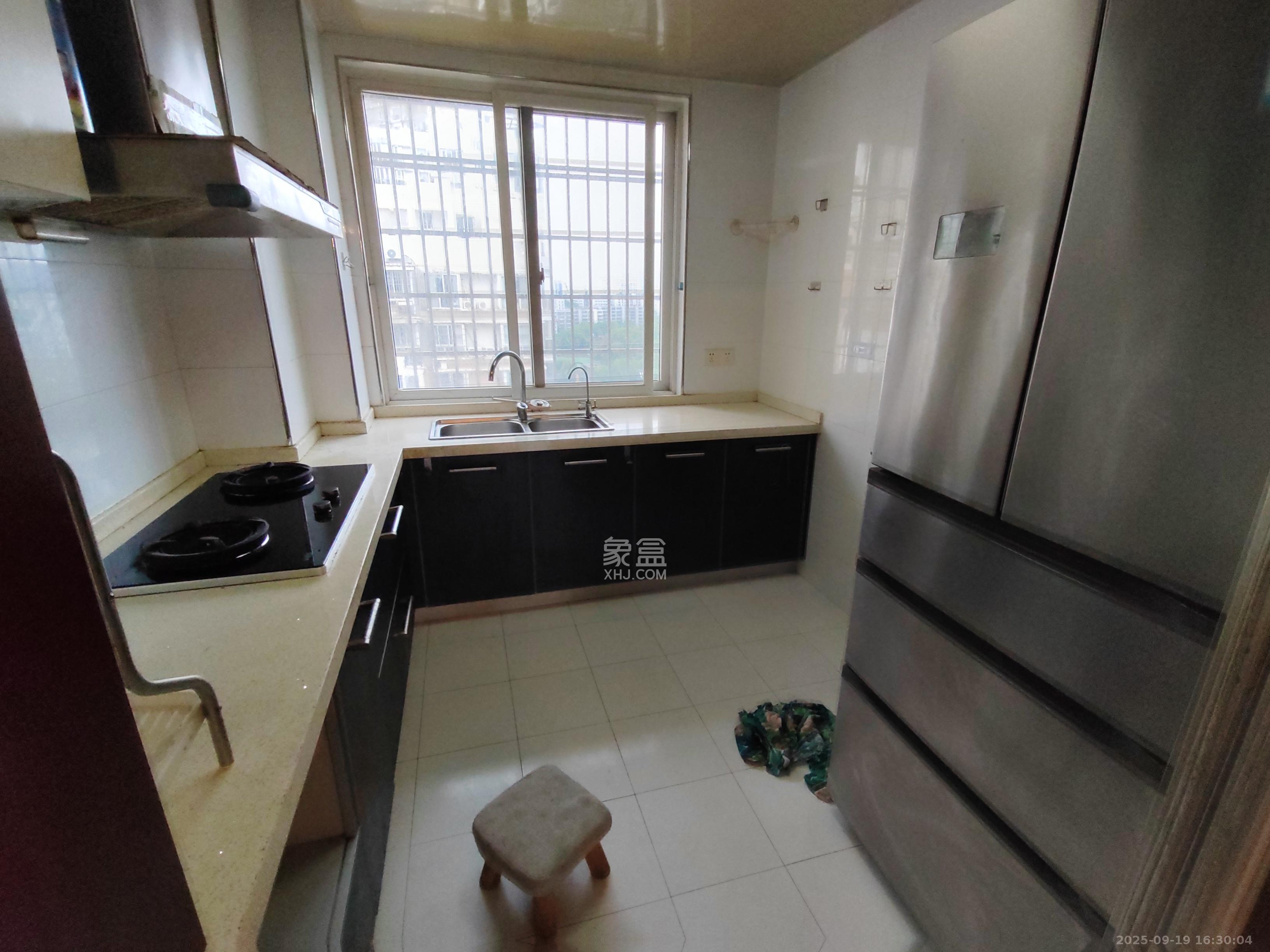 晶华美地 5室2厅2卫 2100.0元/月 晶华美地 5室2厅2卫 2100.0元/月室内图