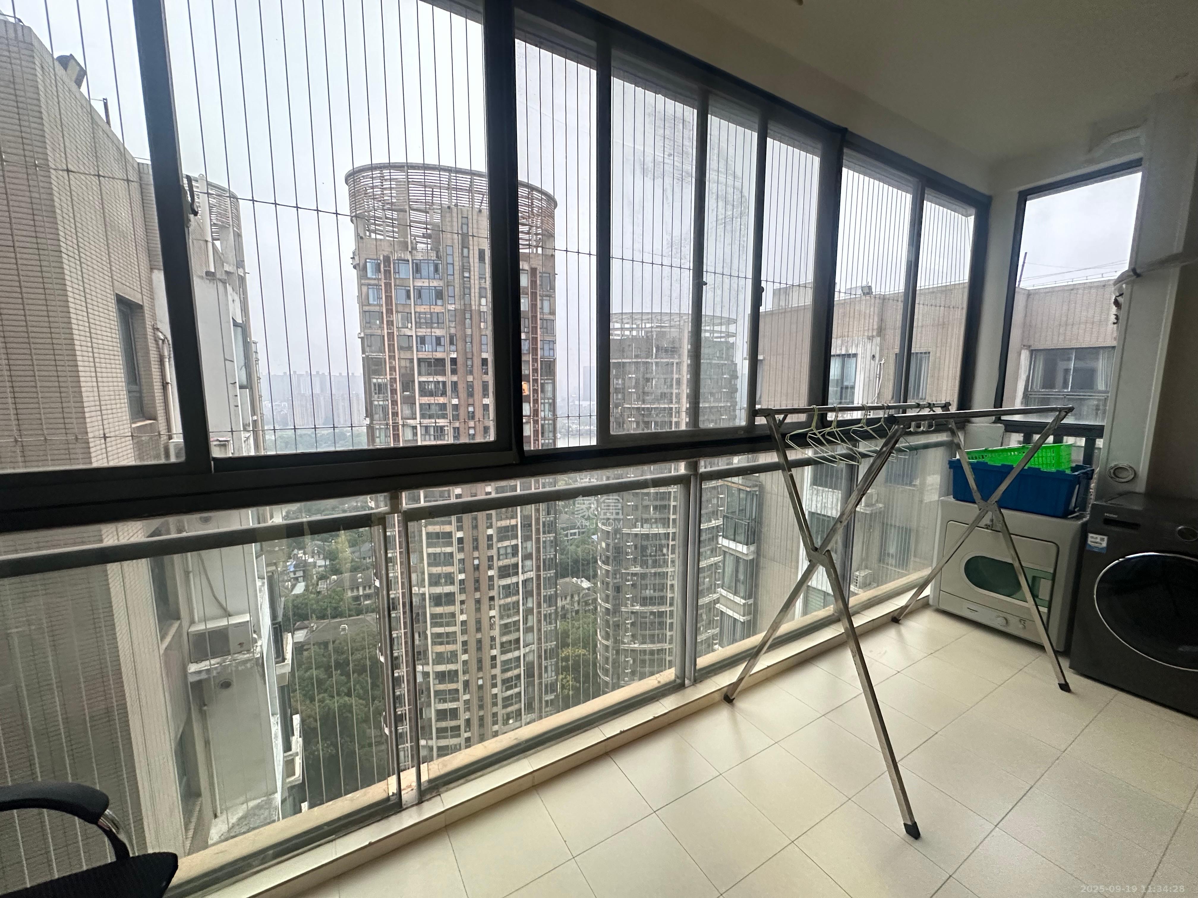 藏珑湖上国际花园 3室2厅2卫 3200.0元/月 藏珑湖上国际花园 3室2厅2卫 3200.0元/月室内图