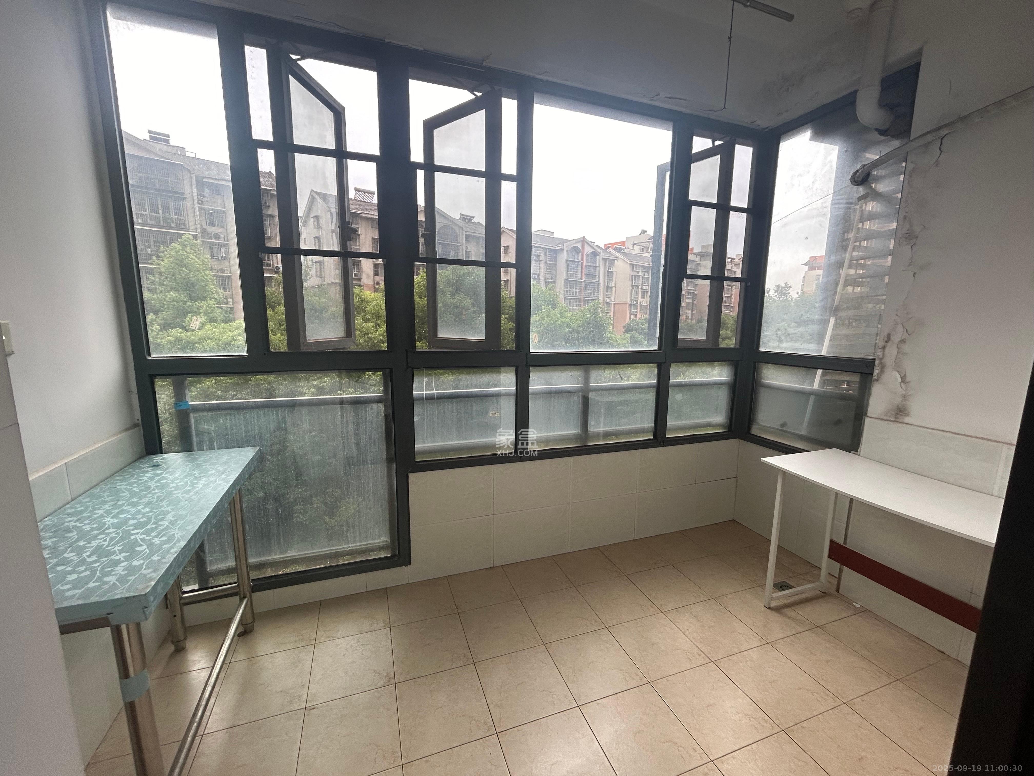 兴威帕克水岸  3室2厅2卫    2400.0元/月室内图