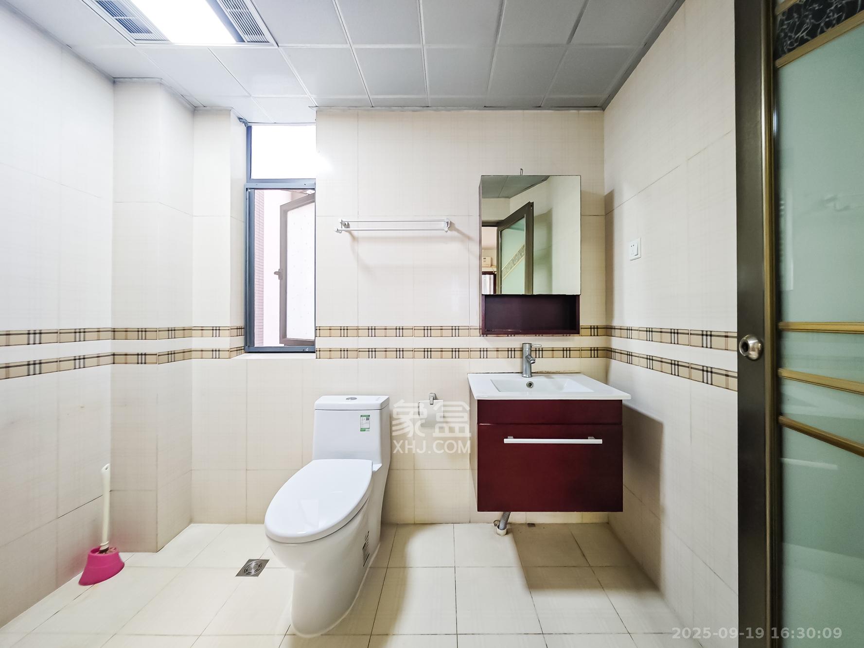 极目楚天 3室2厅2卫 95.0万 极目楚天 3室2厅2卫 95.0万卫生间