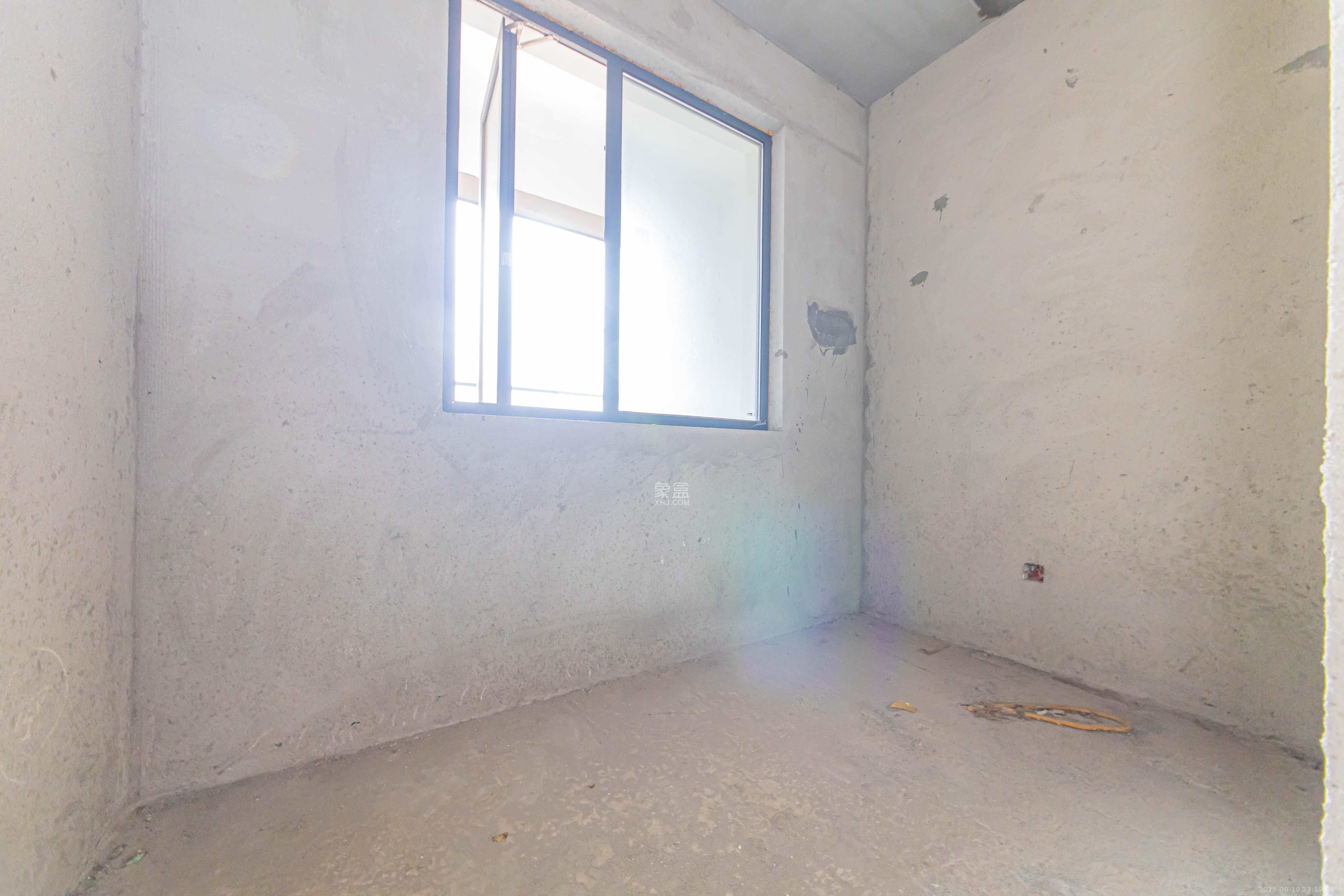 和泓融成府  4室2厅2卫    85.0万卧室