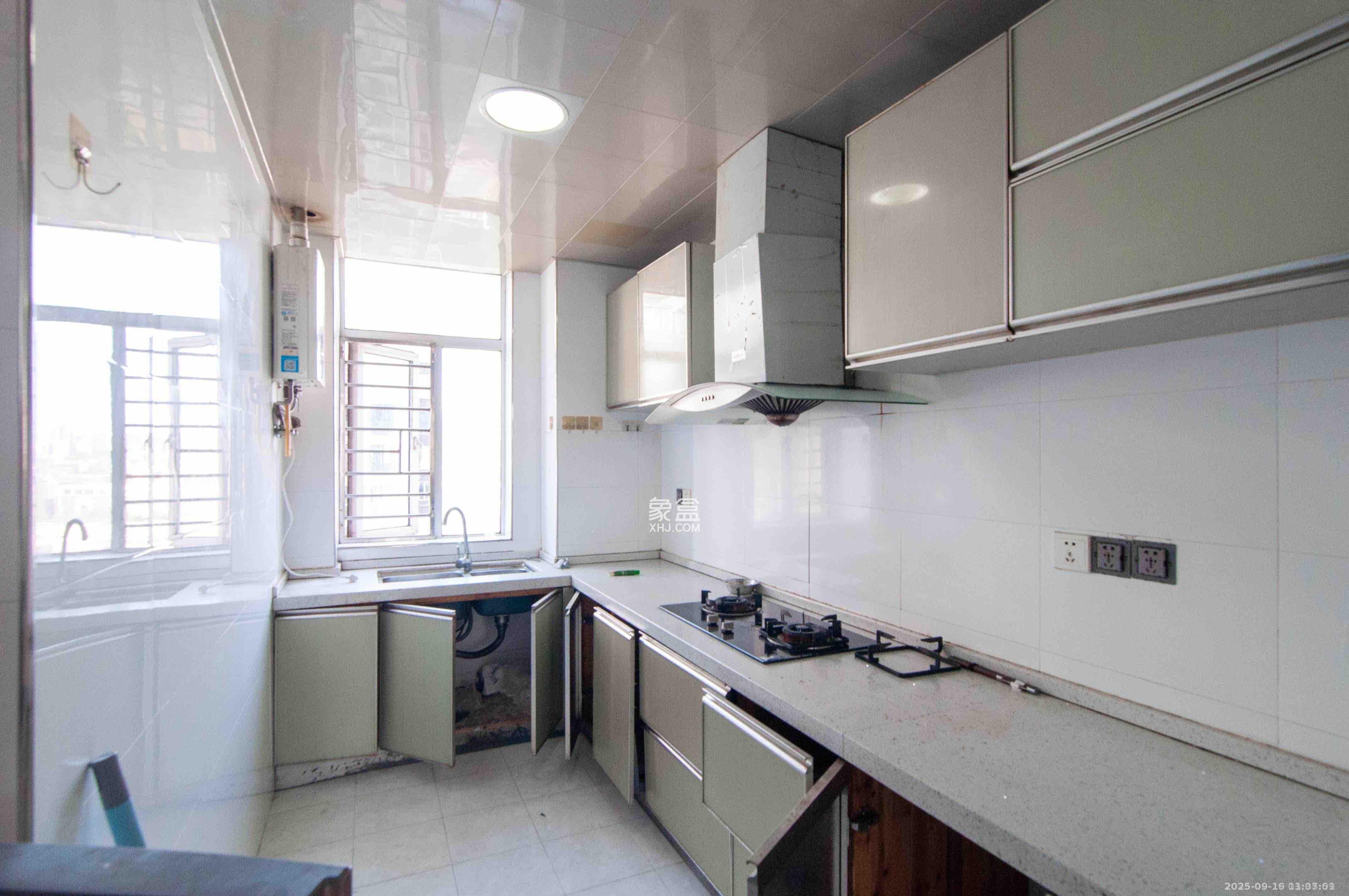 湘麓国际 3室2厅2卫 2600.0元/月 湘麓国际 3室2厅2卫 2600.0元/月室内图