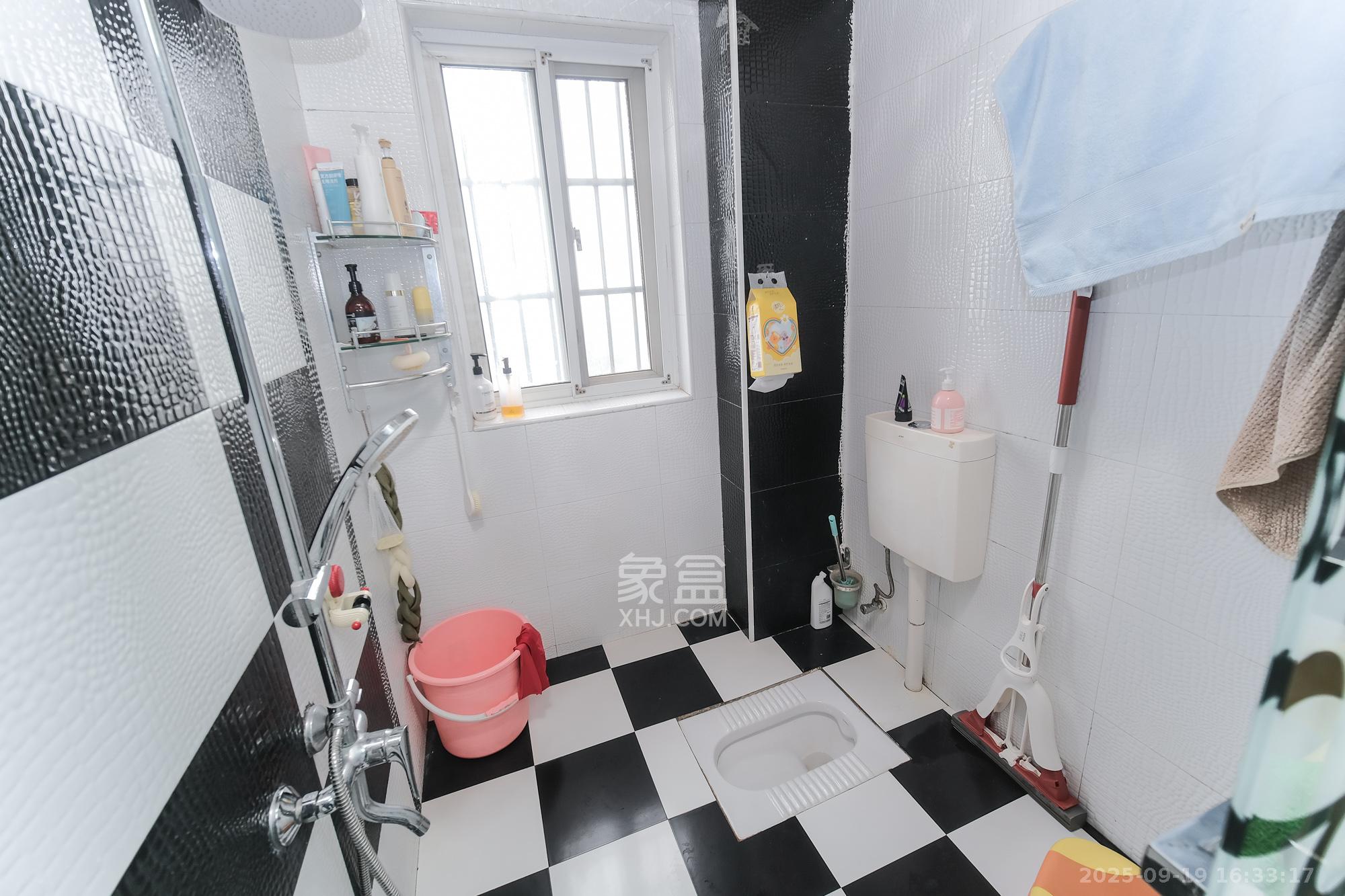 山水湾  3室2厅2卫    68.8万卫生间