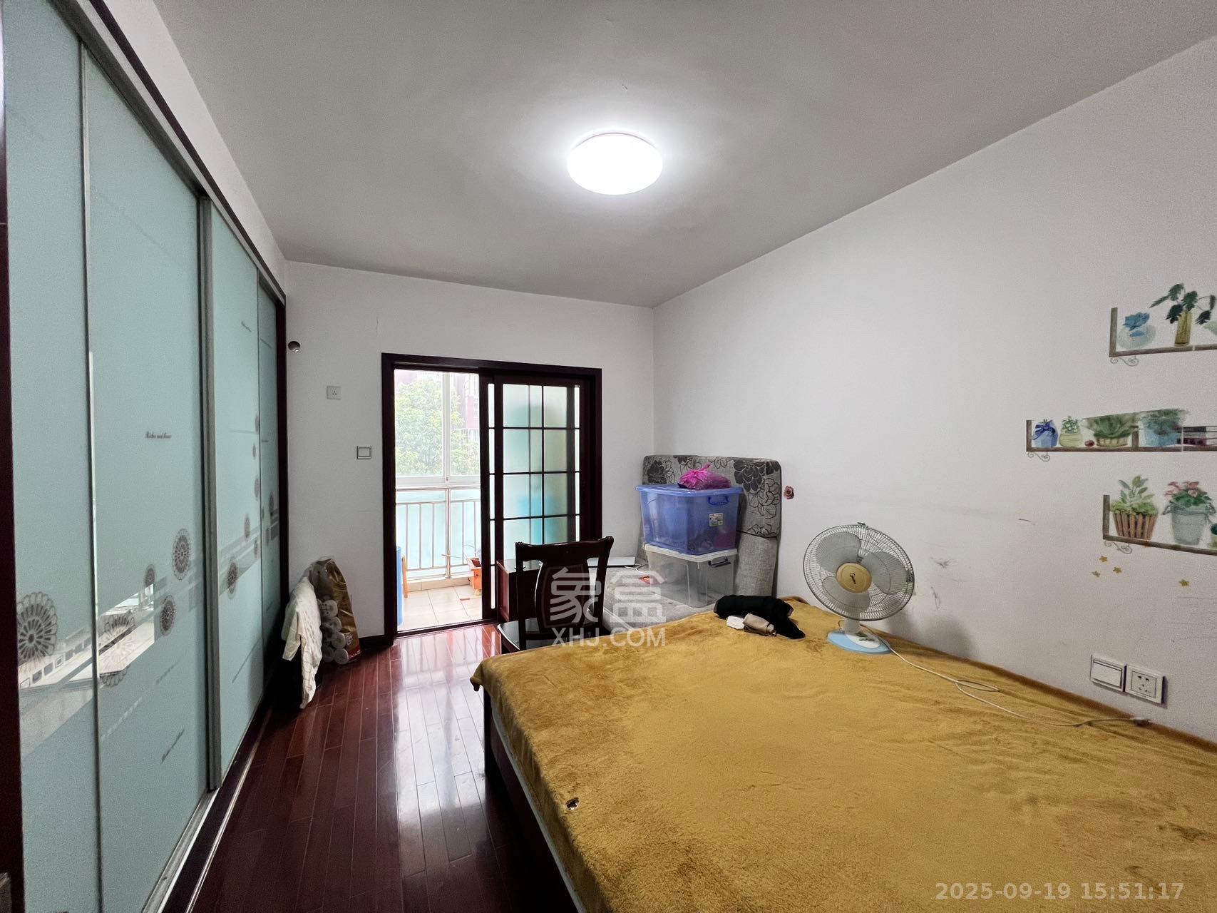 学府华庭  4室2厅2卫    2500.0元/月室内图