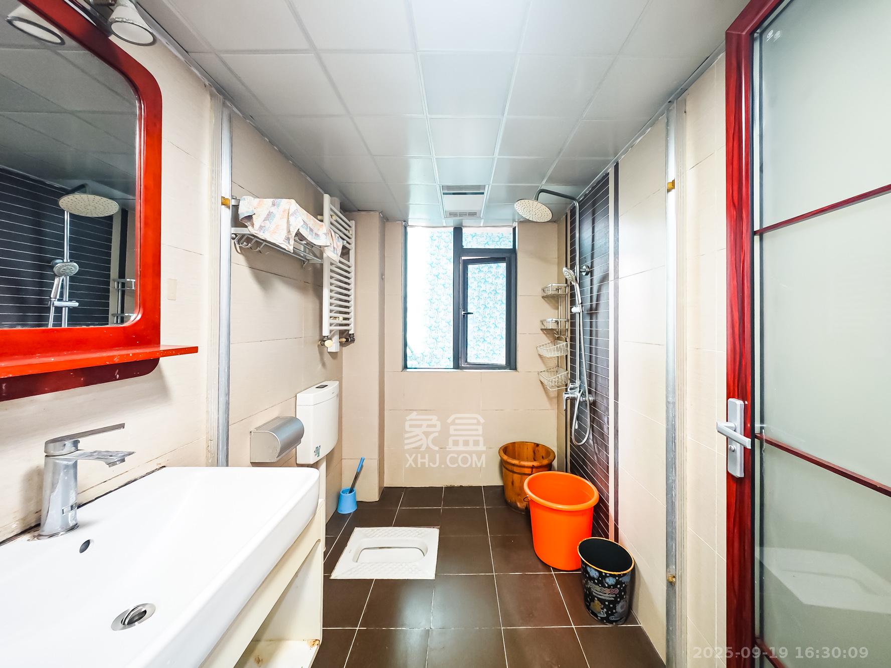 极目楚天 3室2厅2卫 95.0万 极目楚天 3室2厅2卫 95.0万卫生间