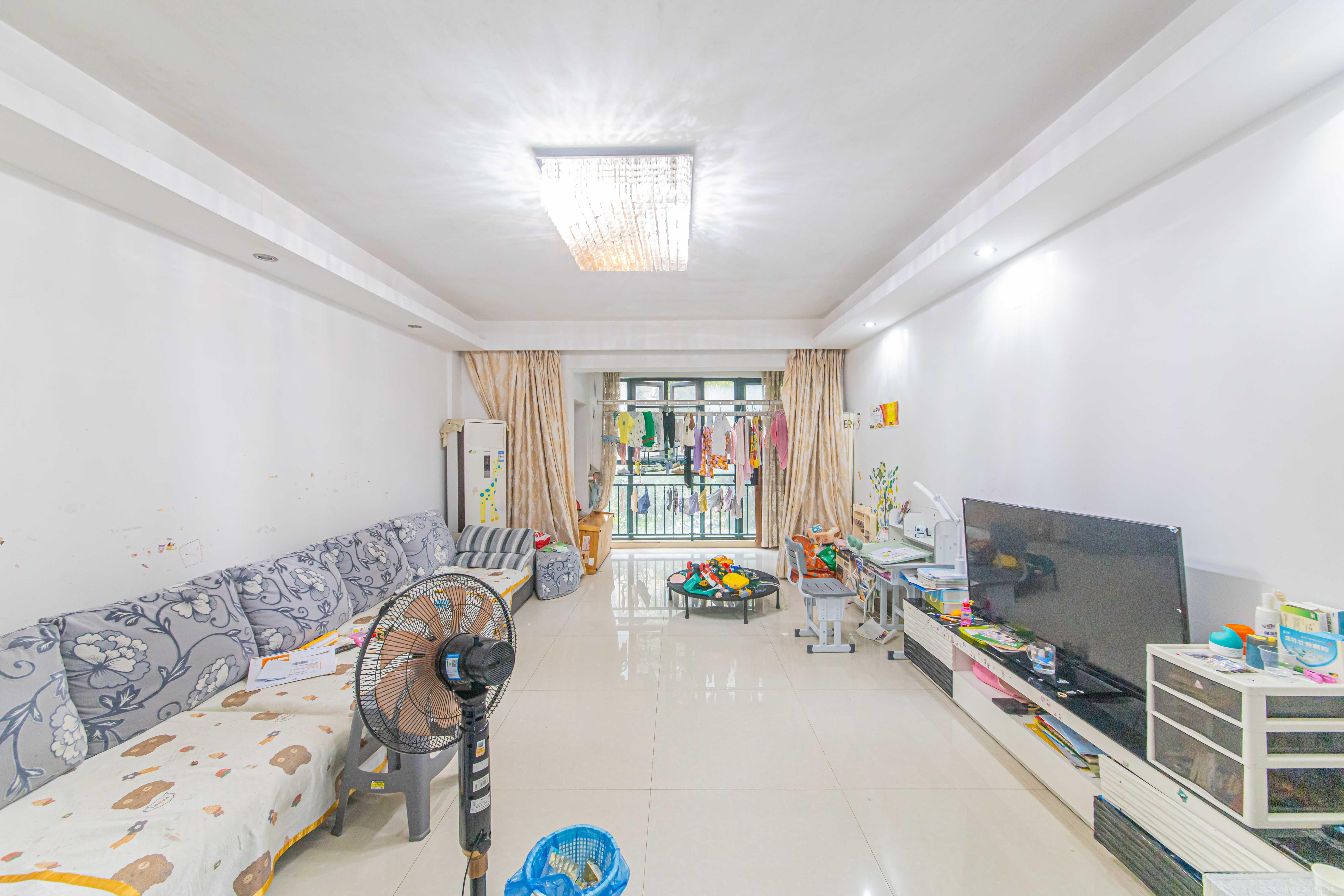 华电湘苑  3室2厅2卫    125.0万客厅