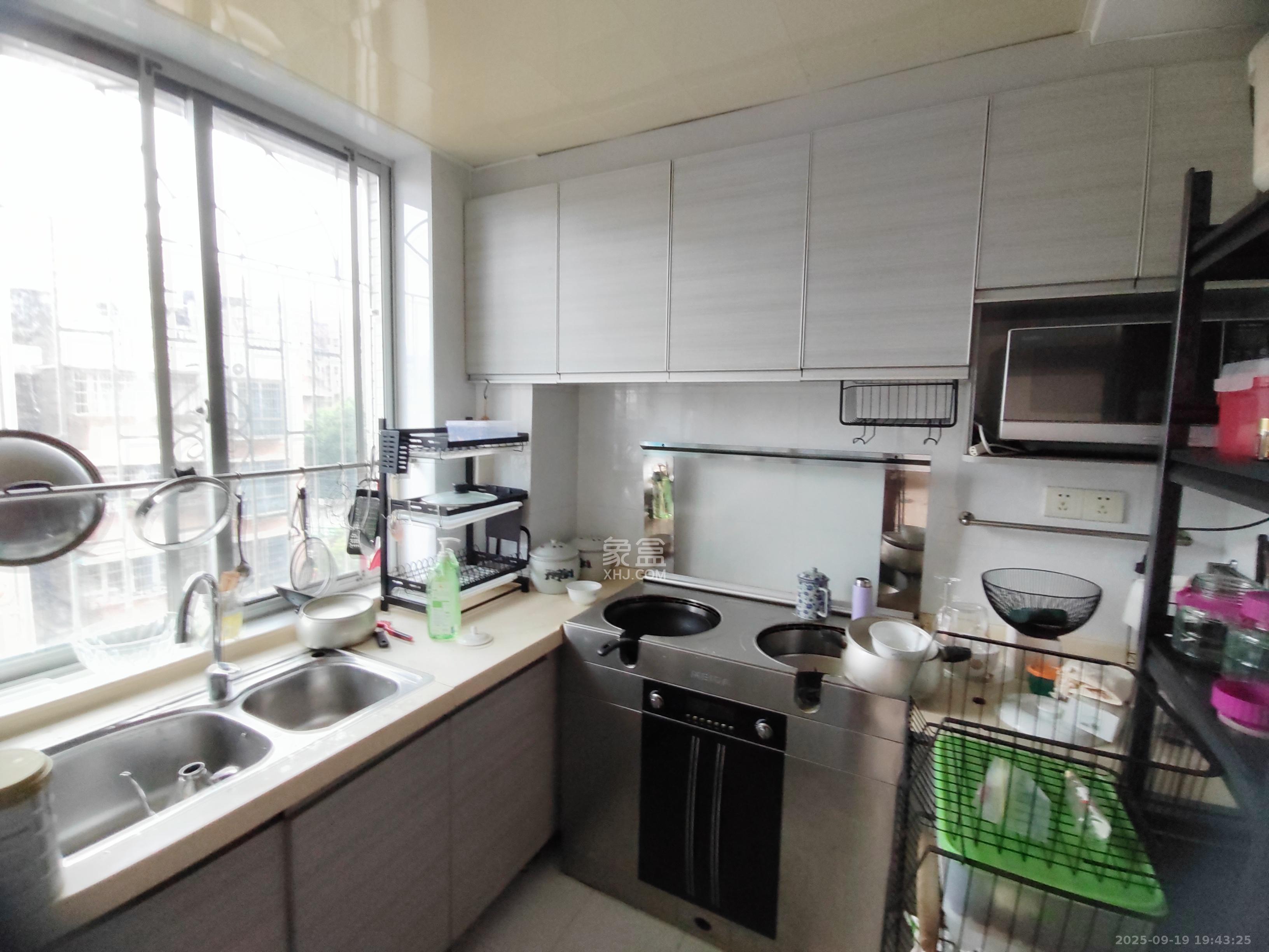 新雅园 3室2厅2卫 2000.0元/月 新雅园 3室2厅2卫 2000.0元/月室内图