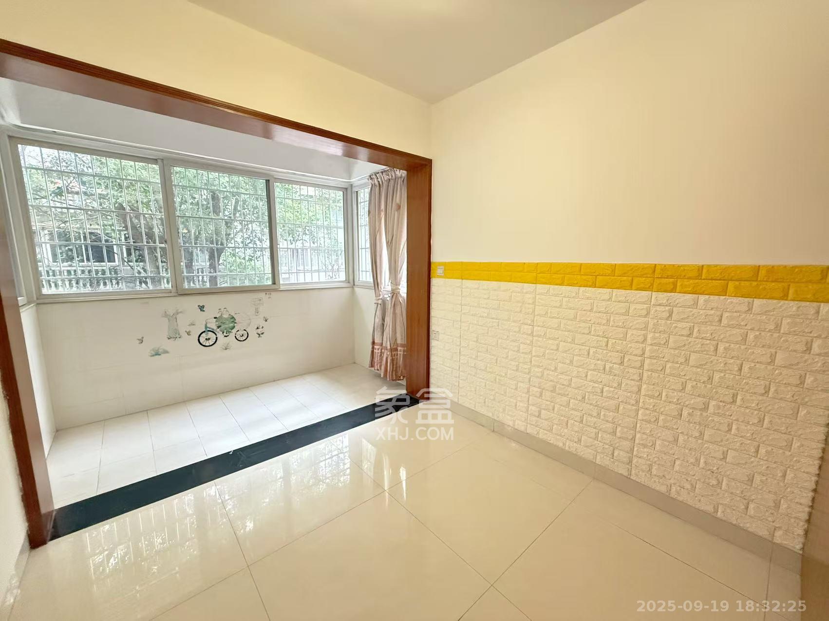 春满江南 4室2厅2卫 58.0万 春满江南 4室2厅2卫 58.0万客厅