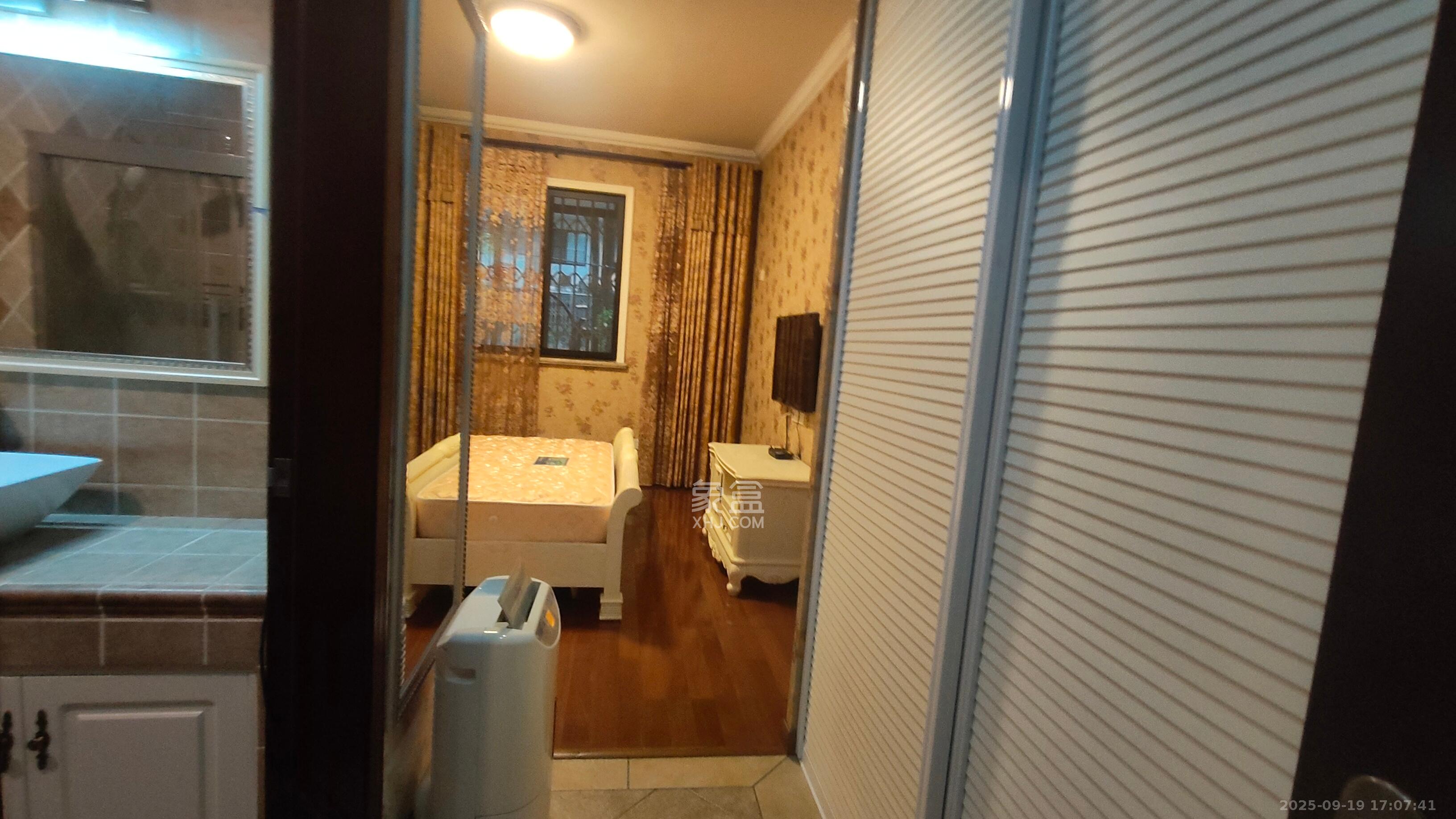 阳光100三期 1室2厅2卫 5000.0元/月 阳光100三期 1室2厅2卫 5000.0元/月室内图