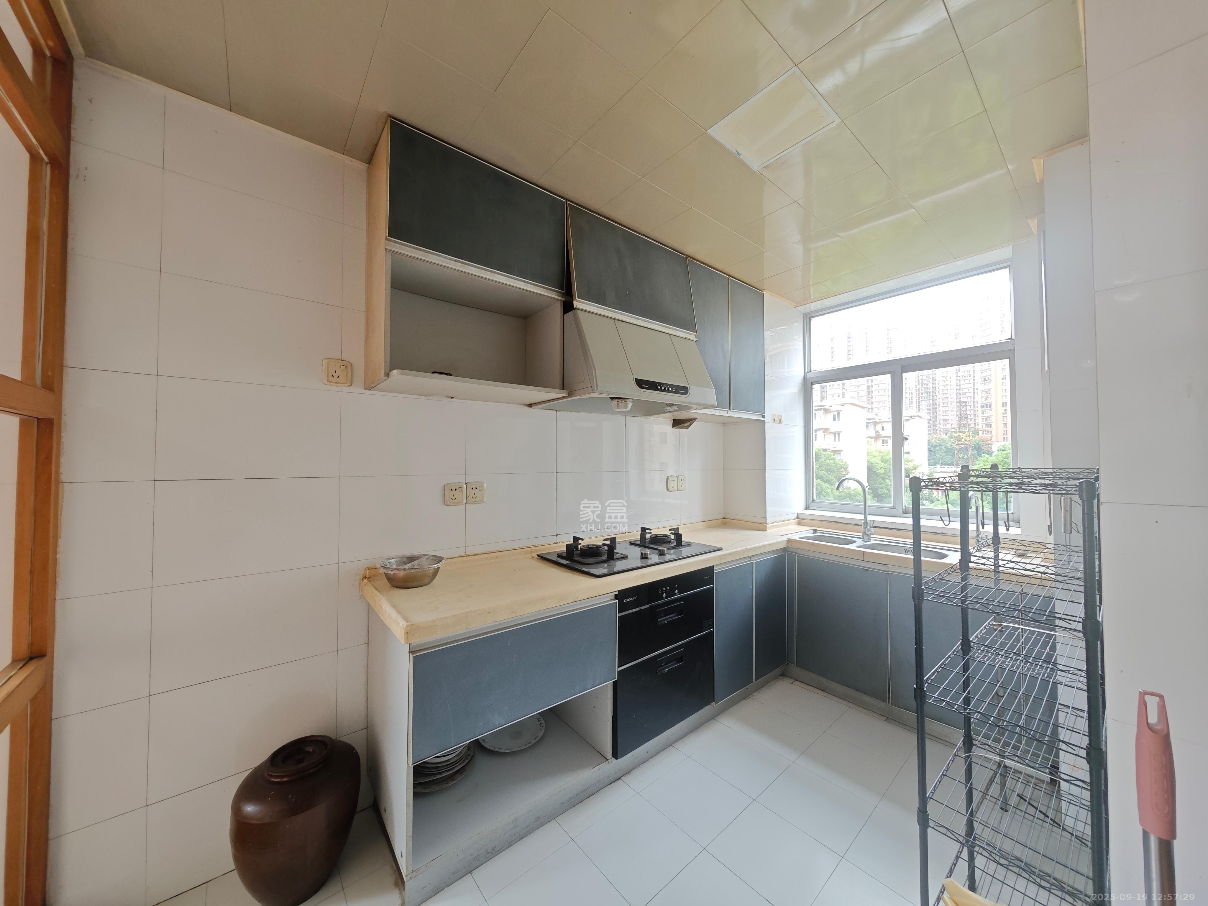 华银园  3室2厅2卫    2500.0元/月室内图