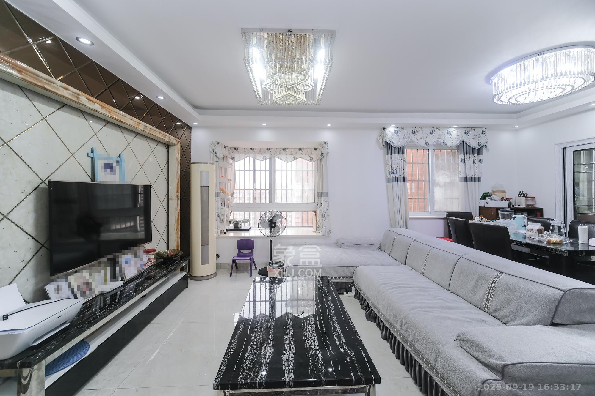 山水湾  3室2厅2卫    68.8万客厅