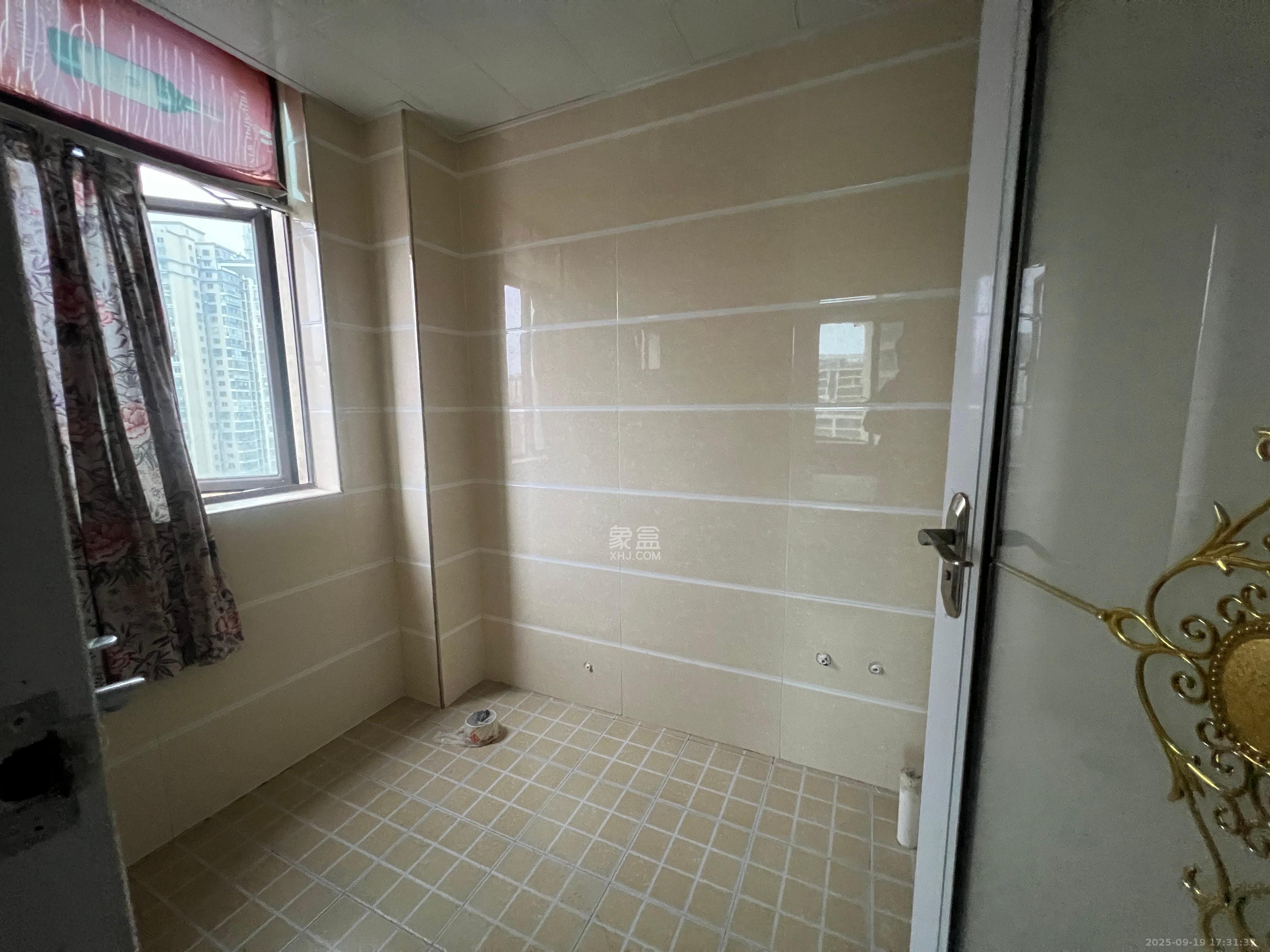 滨江一号(丰泰花园) 3室2厅2卫 2400.0元/月 滨江一号(丰泰花园) 3室2厅2卫 2400.0元/月室内图