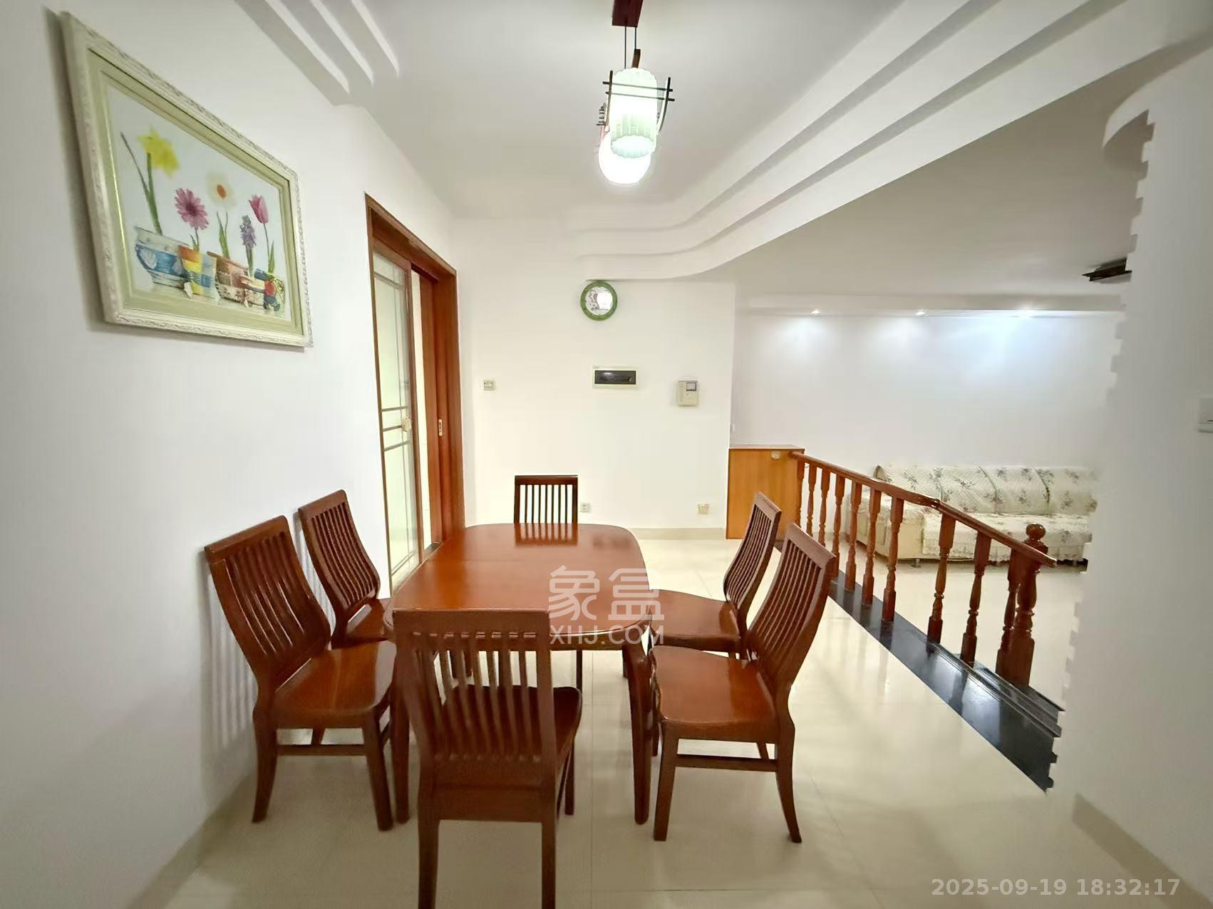 春满江南 4室2厅2卫 58.0万 春满江南 4室2厅2卫 58.0万客厅