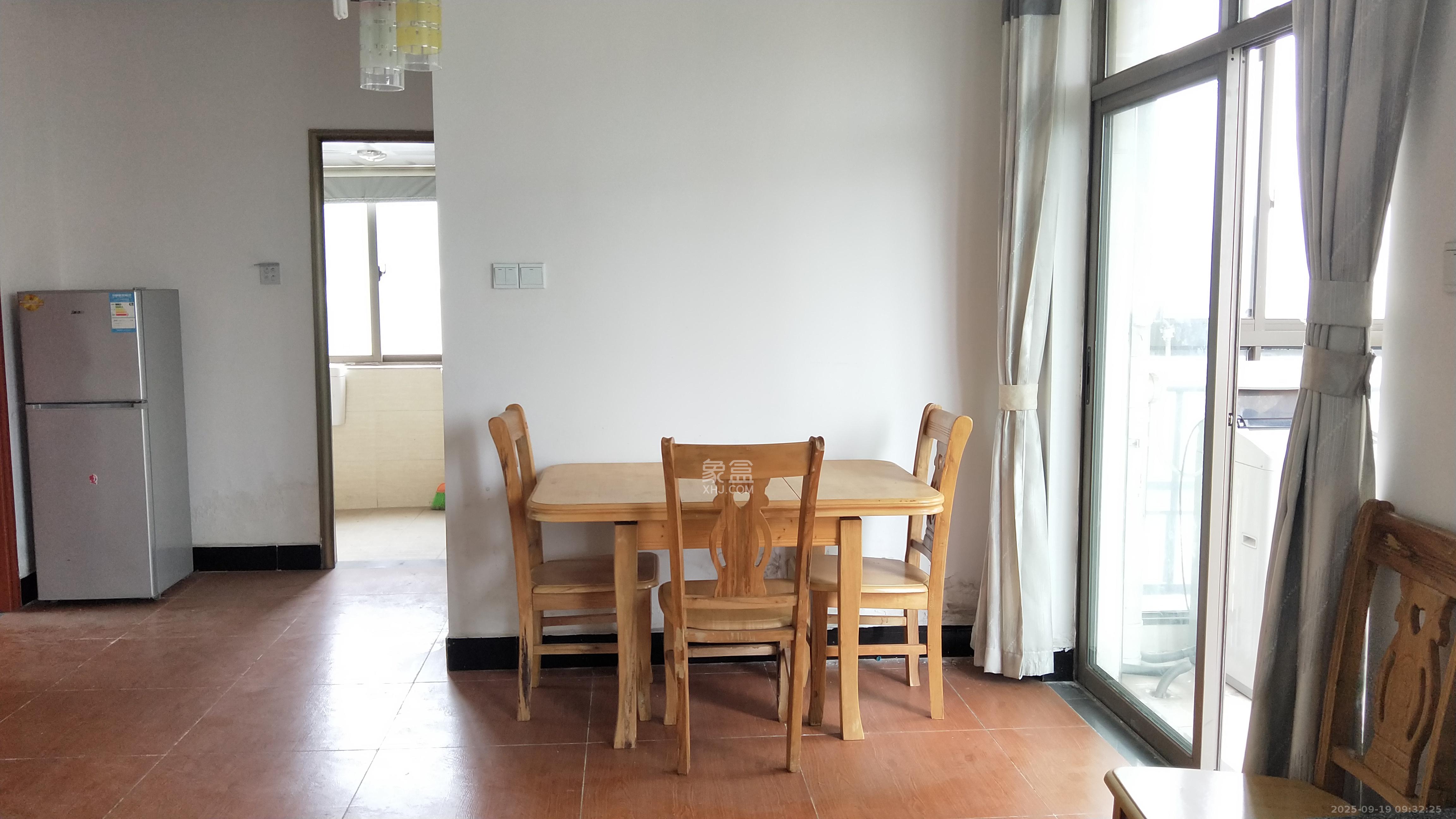 阳光晶城  2室2厅1卫    1900.0元/月室内图