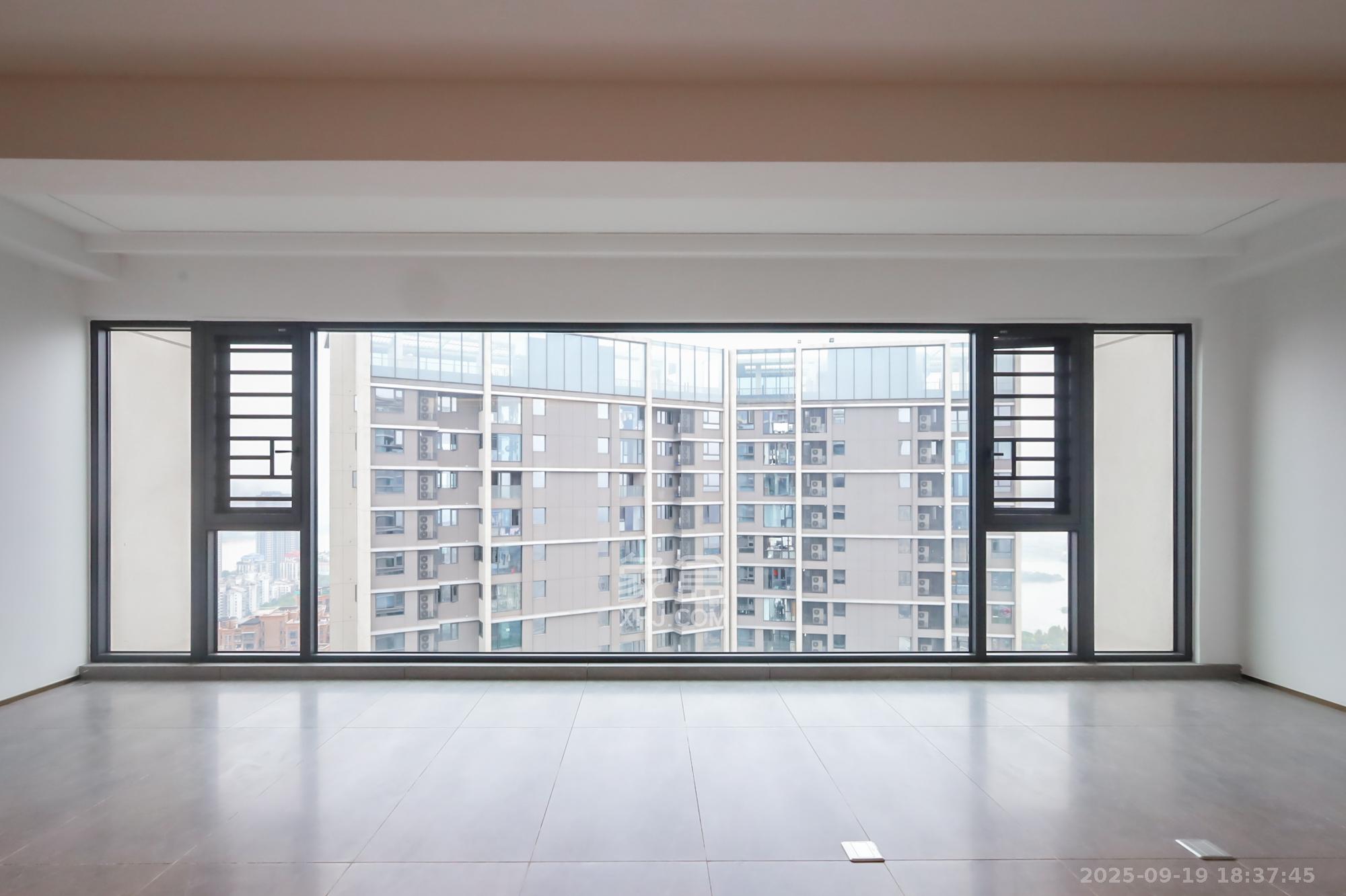 长沙悦府(华润万象城) 4室2厅3卫 530.0万 长沙悦府(华润万象城) 4室2厅3卫 530.0万阳台