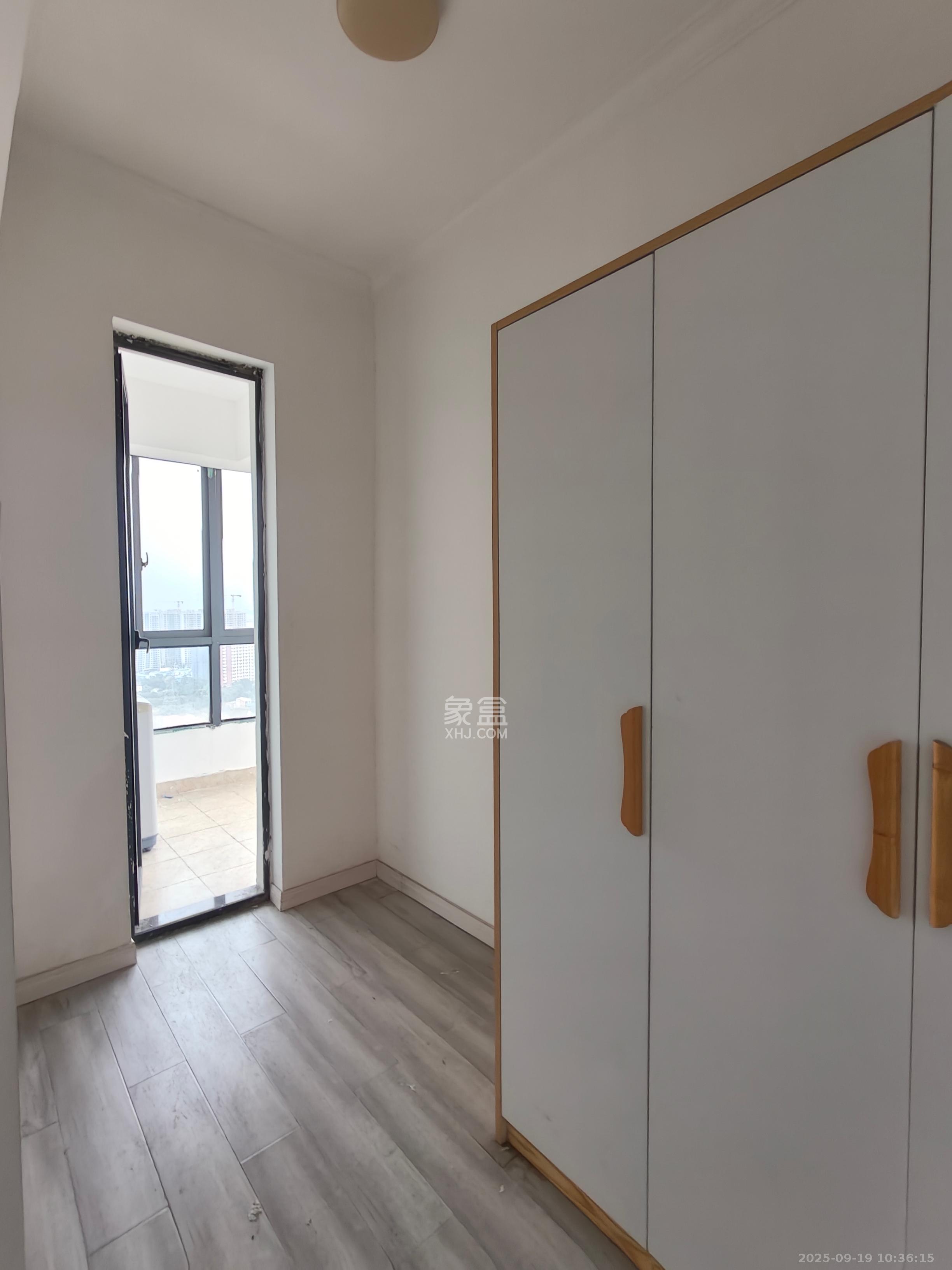 勤诚达新界  1室2厅1卫    2400.0元/月室内图