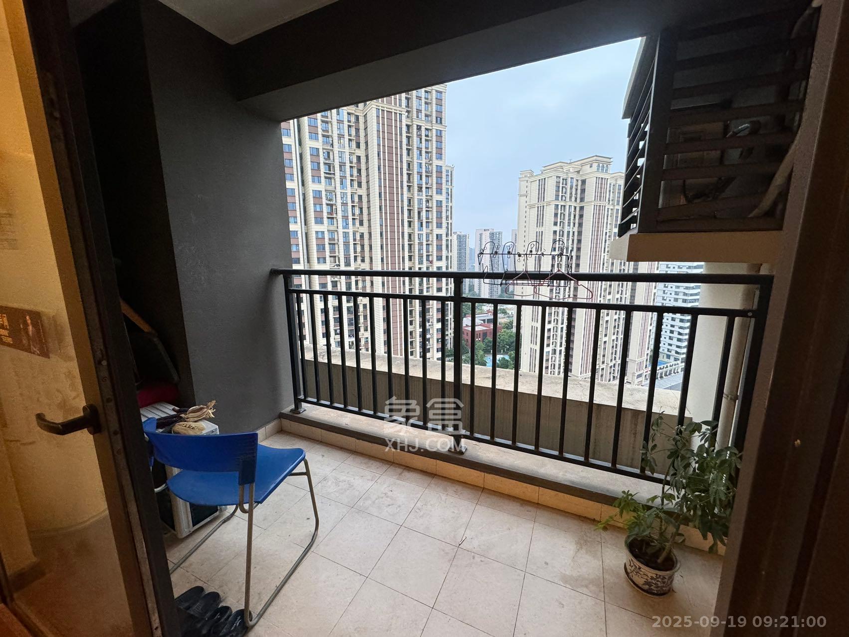 万科金域华府三四期  3室2厅1卫    2400.0元/月室内图