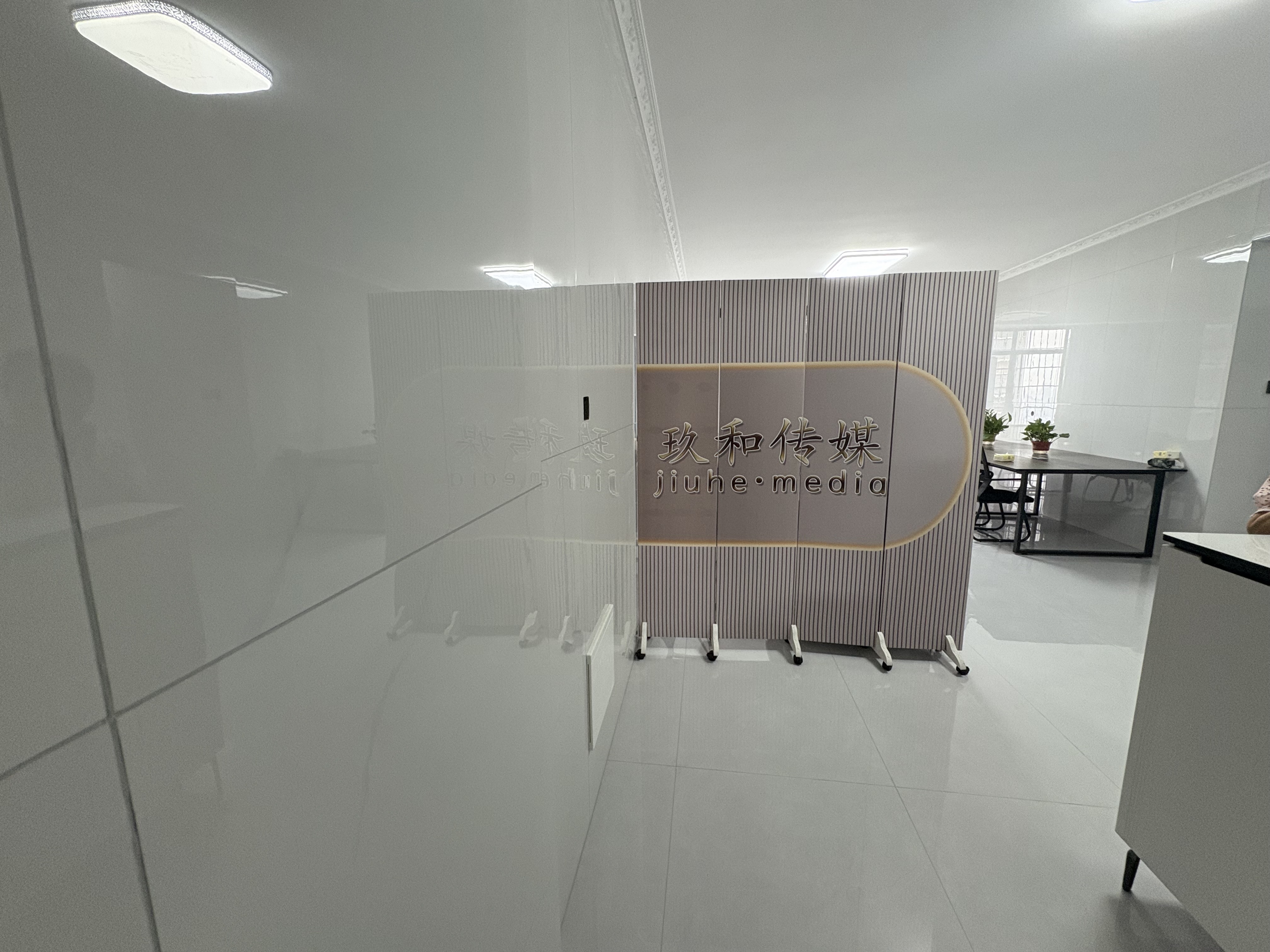 互助小区电梯房  3室2厅2卫   2300.00元/月室内图