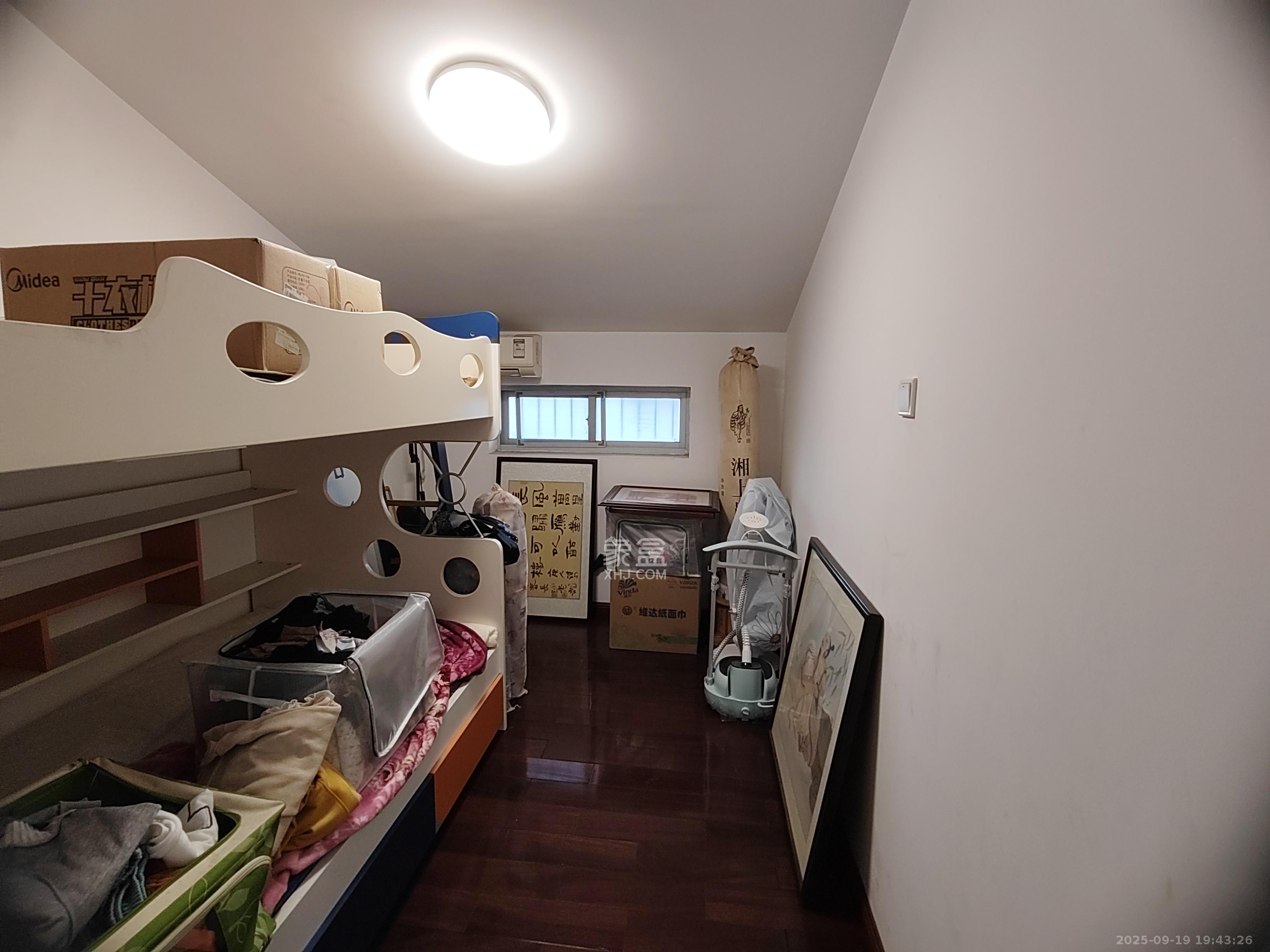 新雅园  3室2厅2卫    2000.0元/月室内图