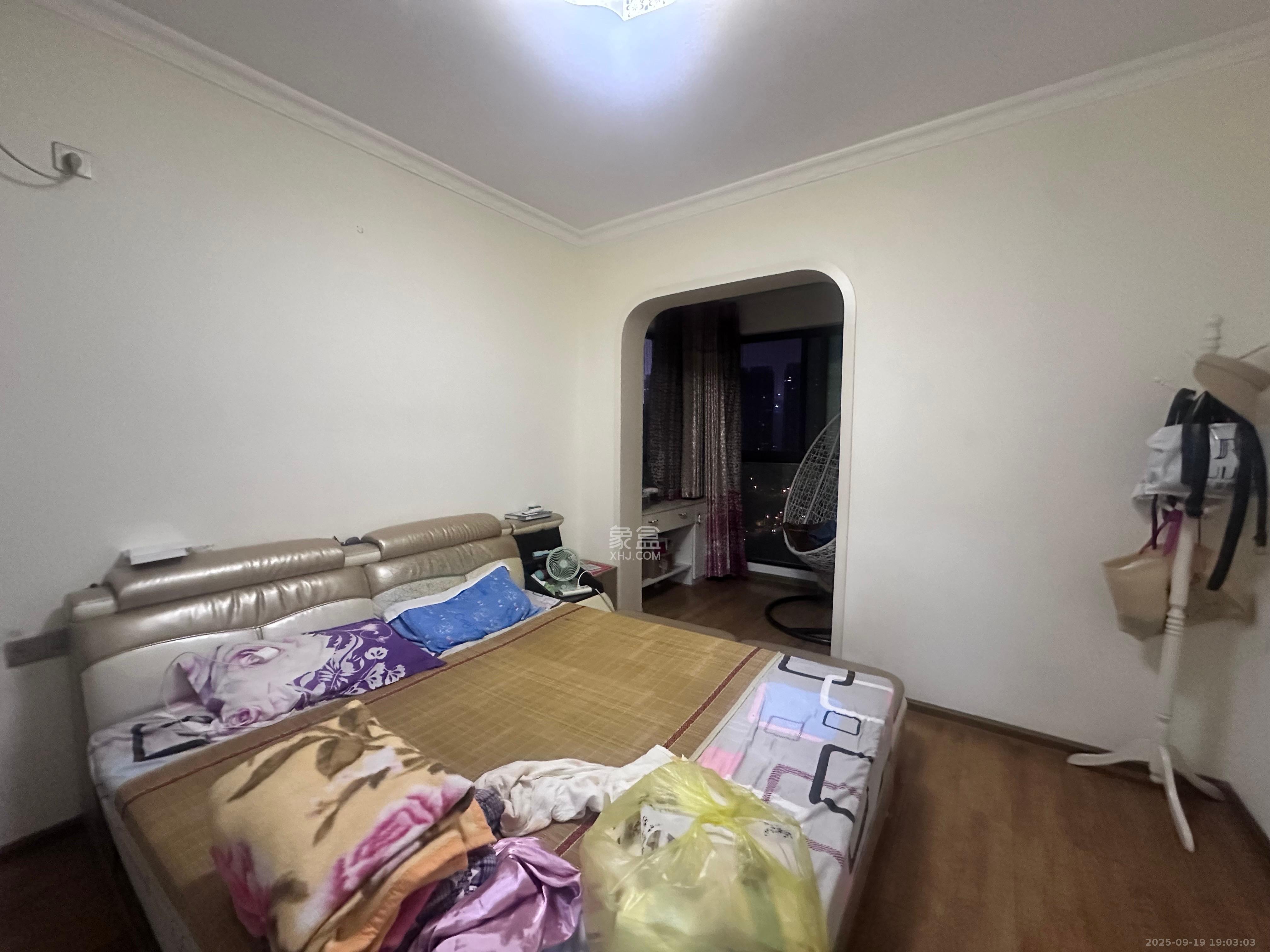 滨江一号(丰泰花园) 3室2厅1卫 1800.0元/月 滨江一号(丰泰花园) 3室2厅1卫 1800.0元/月室内图