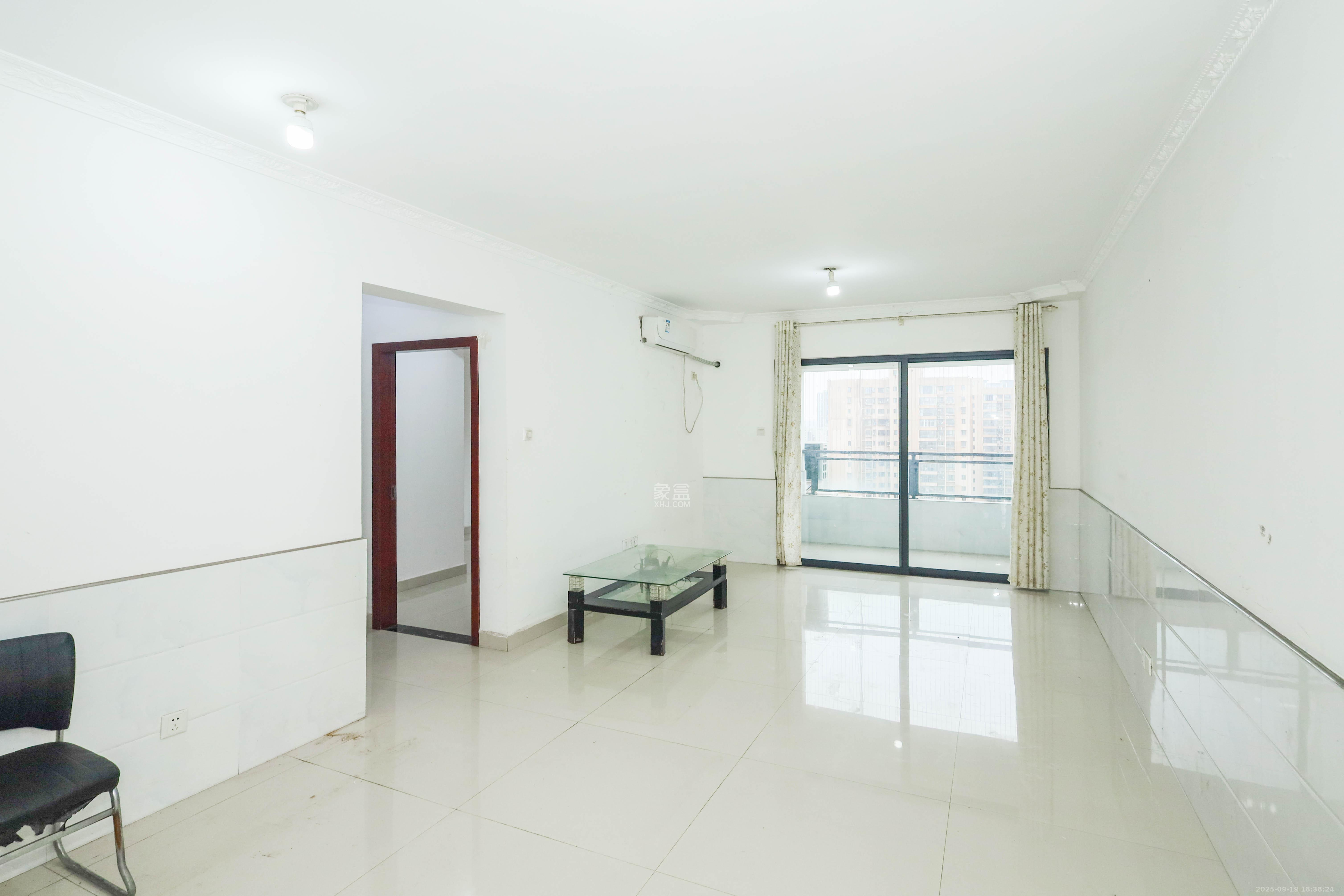 好莱城(弘德西街)  3室2厅1卫    72.8万 好莱城(弘德西街)  3室2厅1卫    72.8万客厅