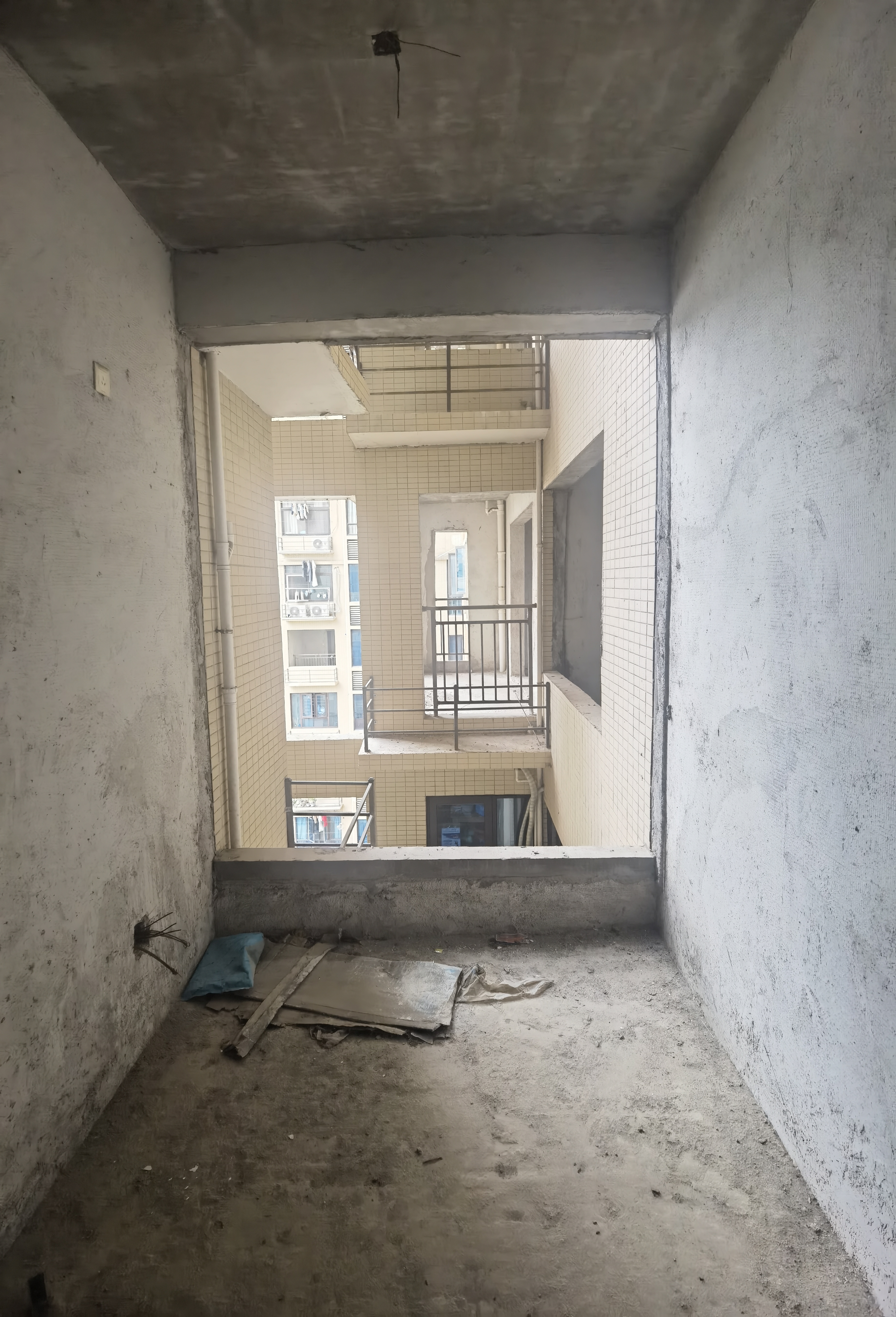 悦江山  3室2厅2卫    46.8万客厅