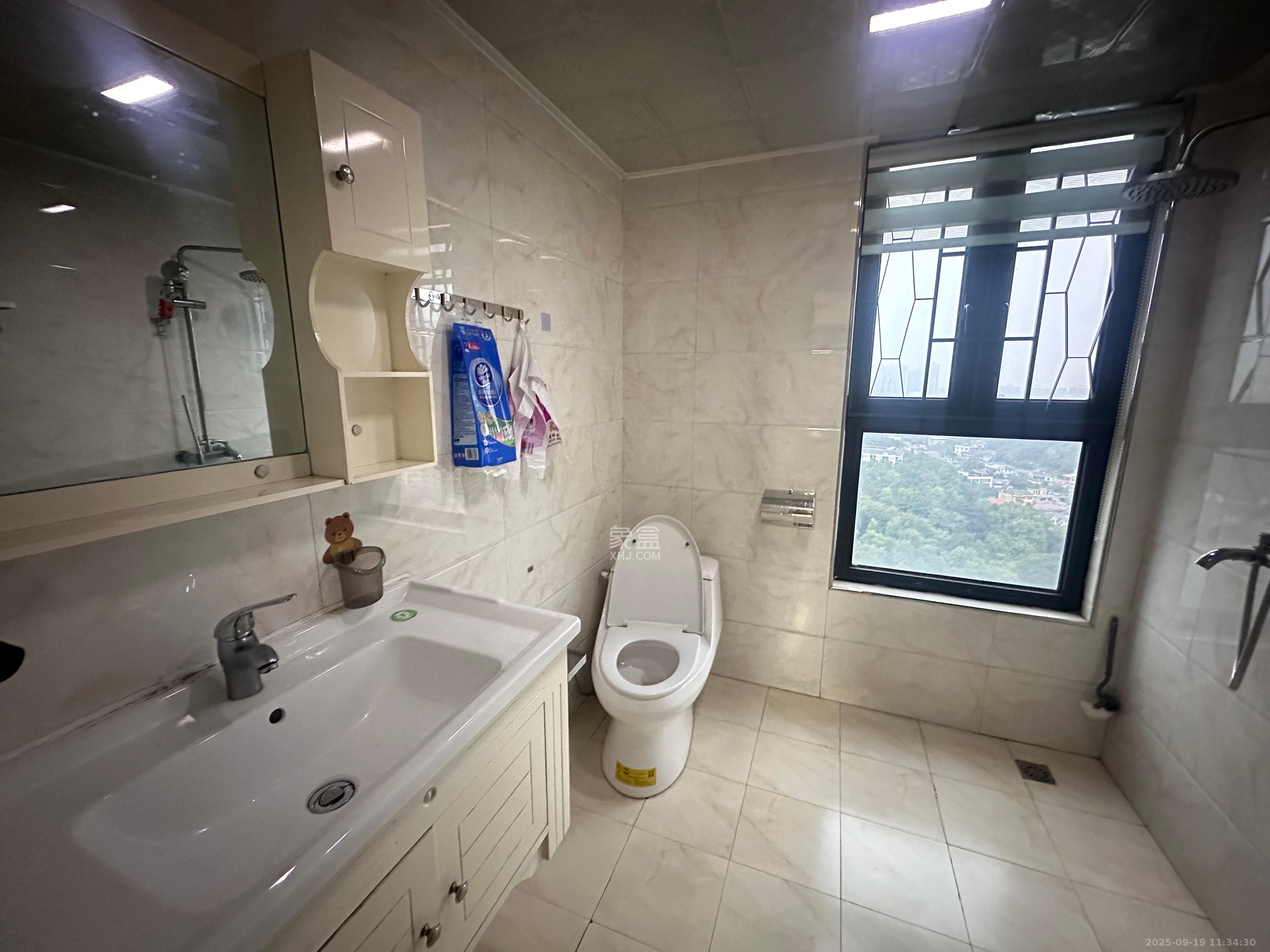 藏珑湖上国际花园 3室2厅2卫 3200.0元/月 藏珑湖上国际花园 3室2厅2卫 3200.0元/月室内图