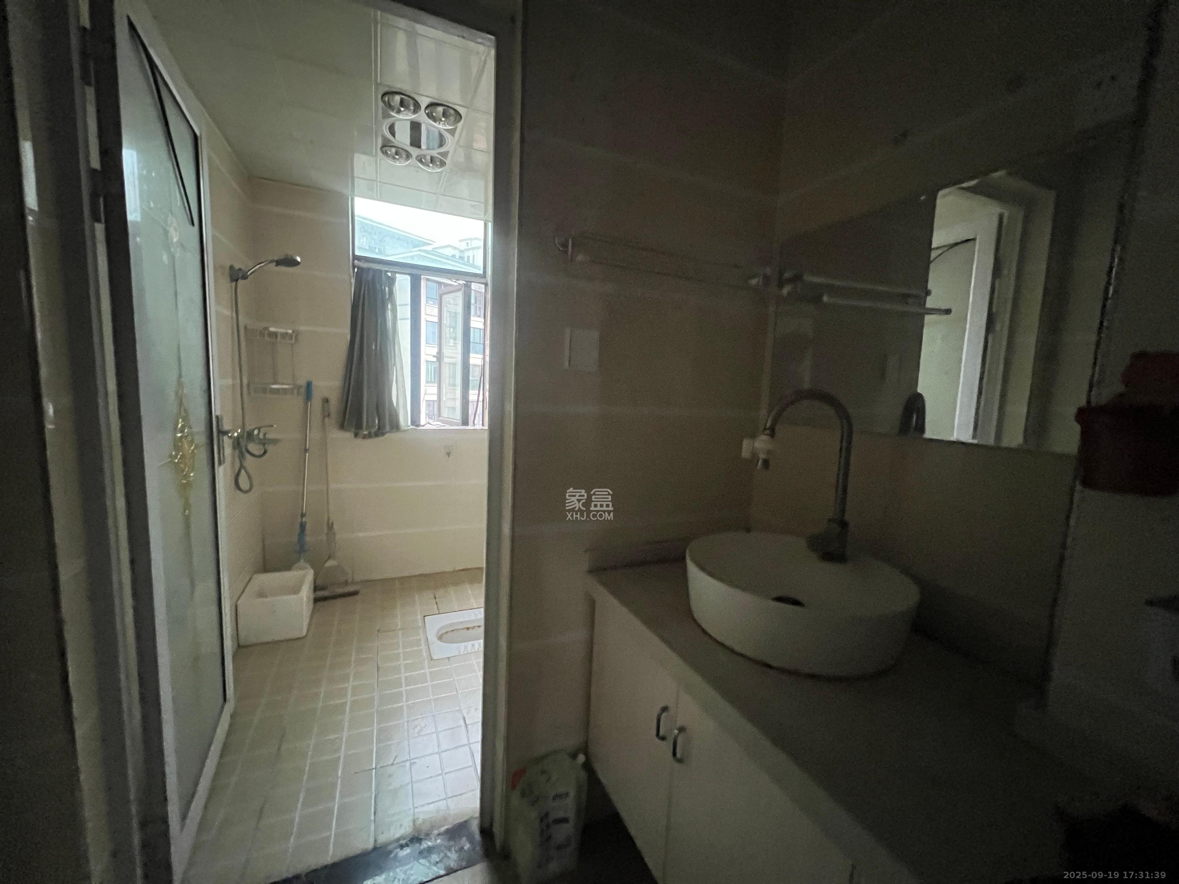 滨江一号(丰泰花园) 3室2厅2卫 2400.0元/月 滨江一号(丰泰花园) 3室2厅2卫 2400.0元/月室内图