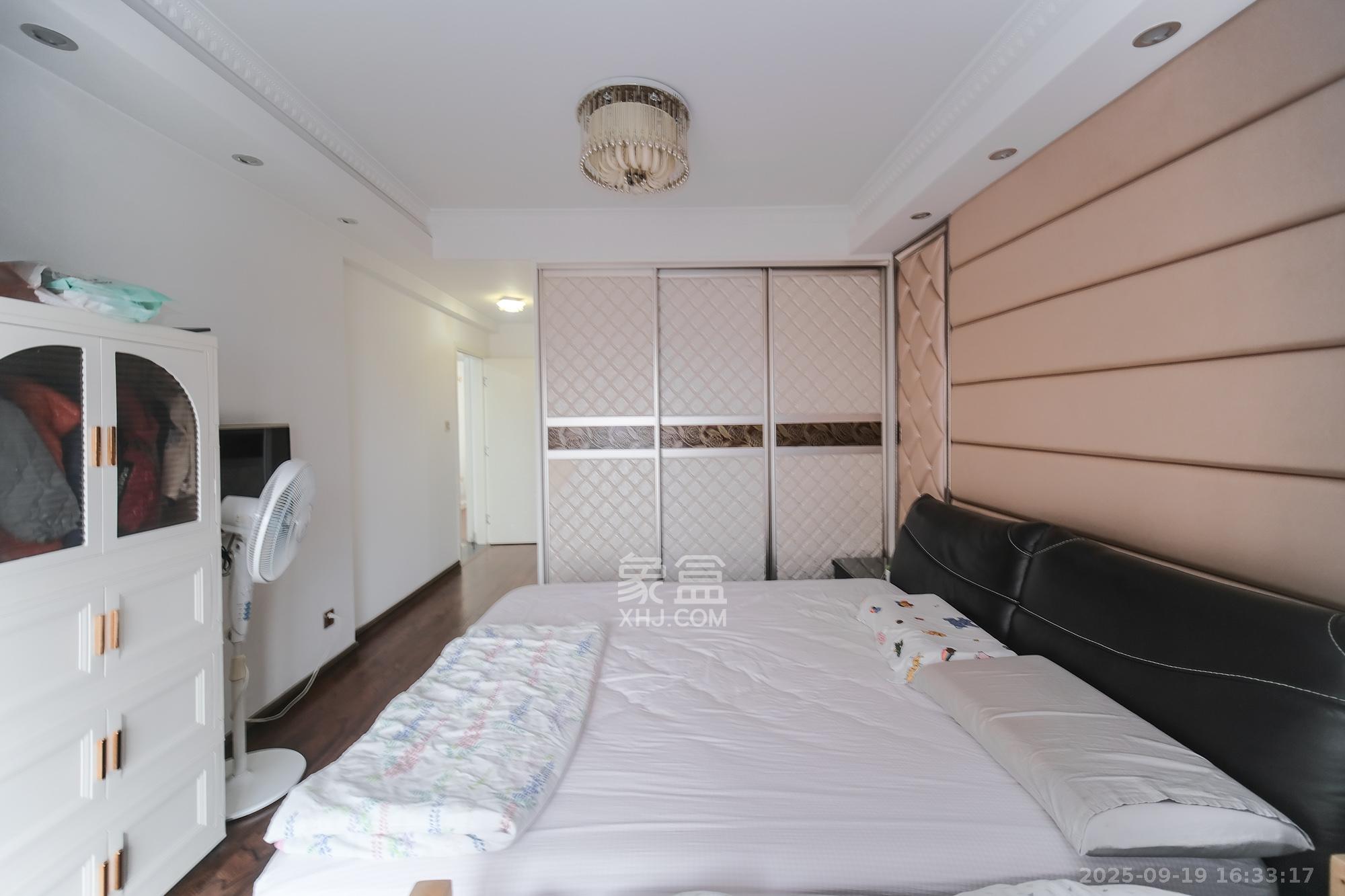 山水湾  3室2厅2卫    68.8万卧室