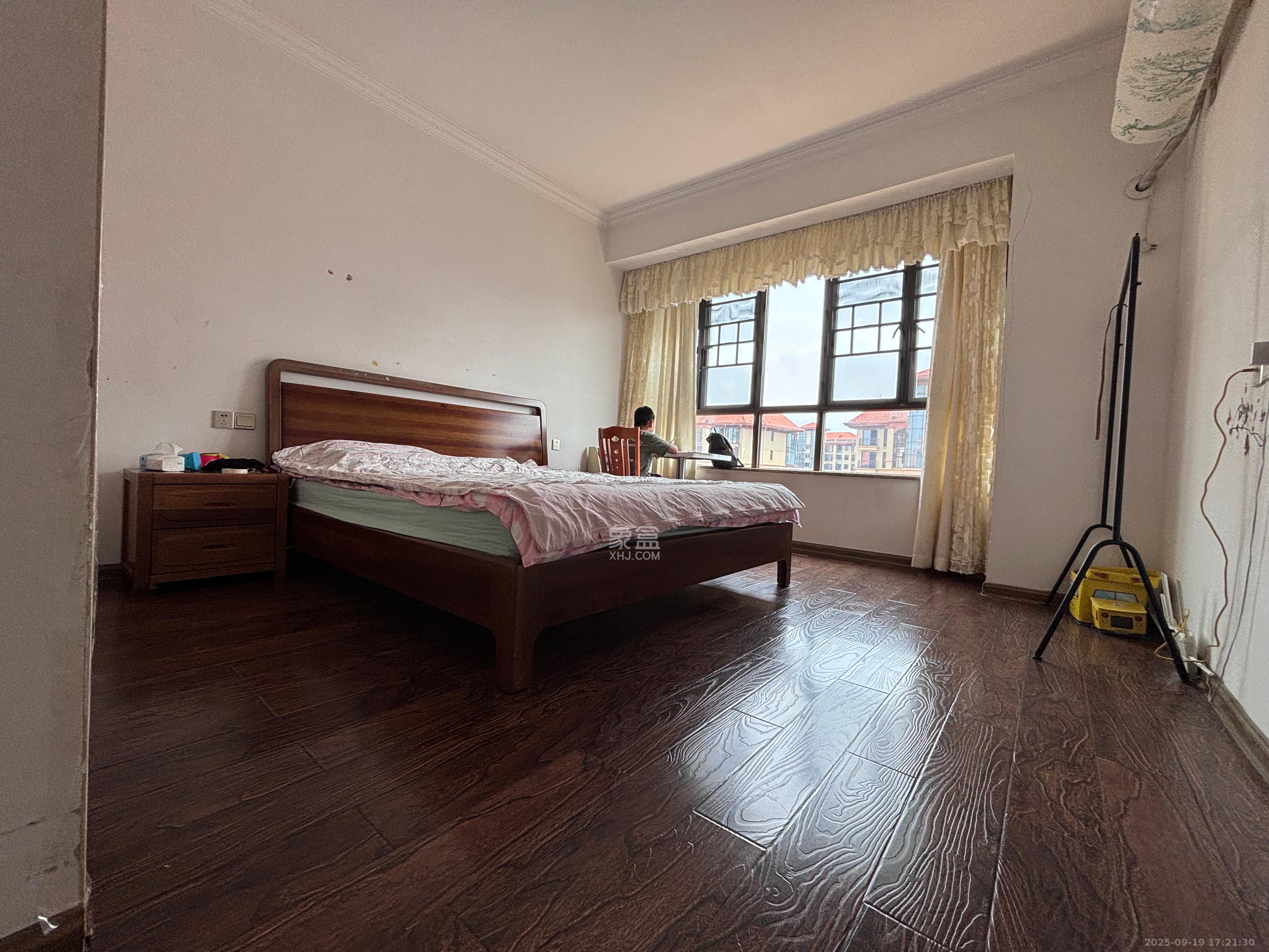 芙佳花园  4室2厅2卫    2500.0元/月室内图