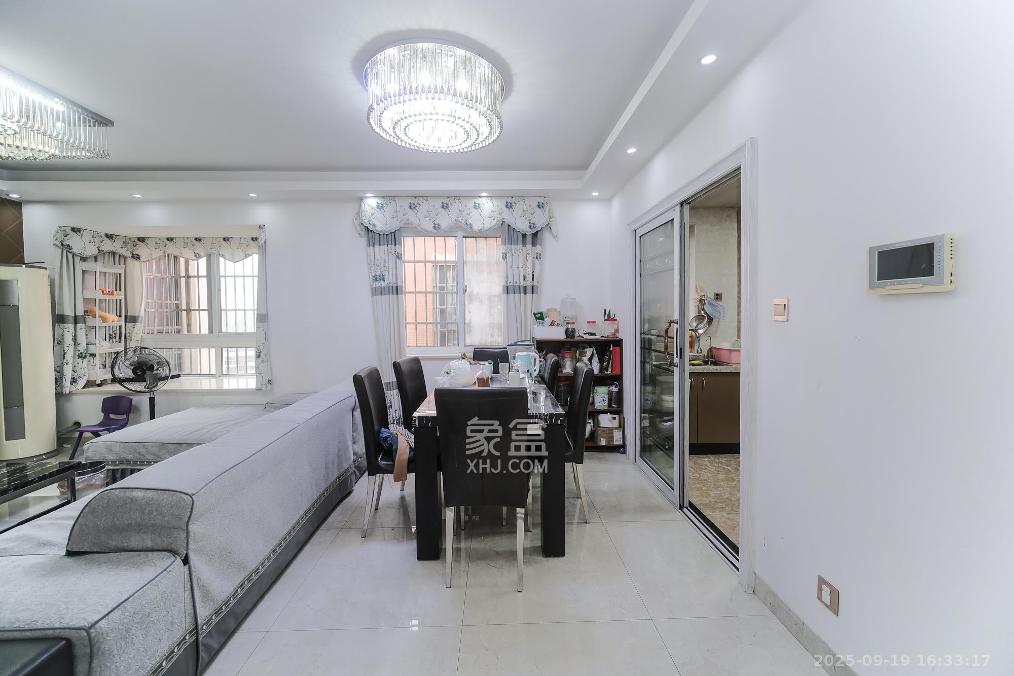 山水湾  3室2厅2卫    68.8万客厅