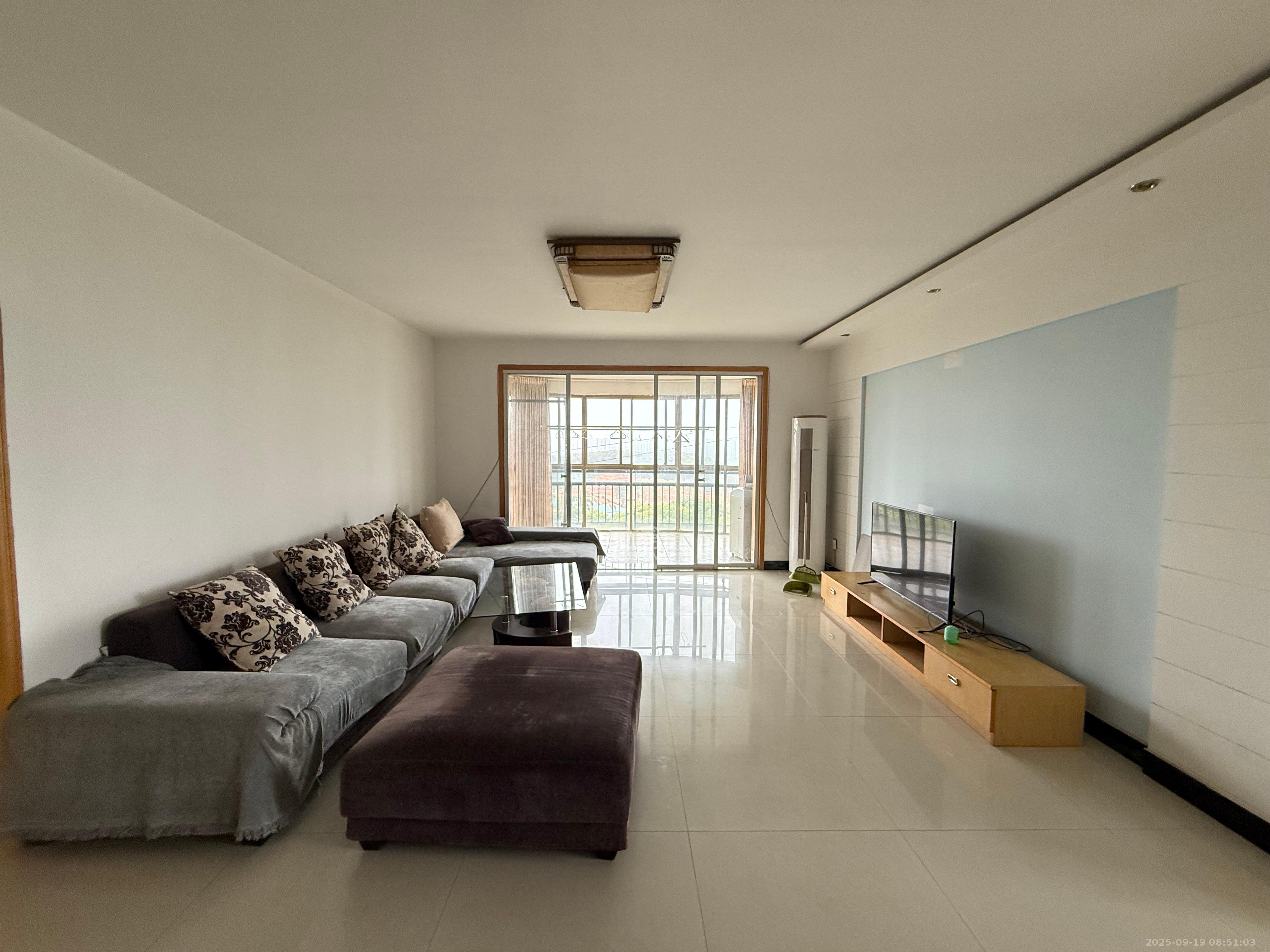 金色比华利  1室2厅2卫    2200.0元/月 金色比华利  1室2厅2卫    2200.0元/月