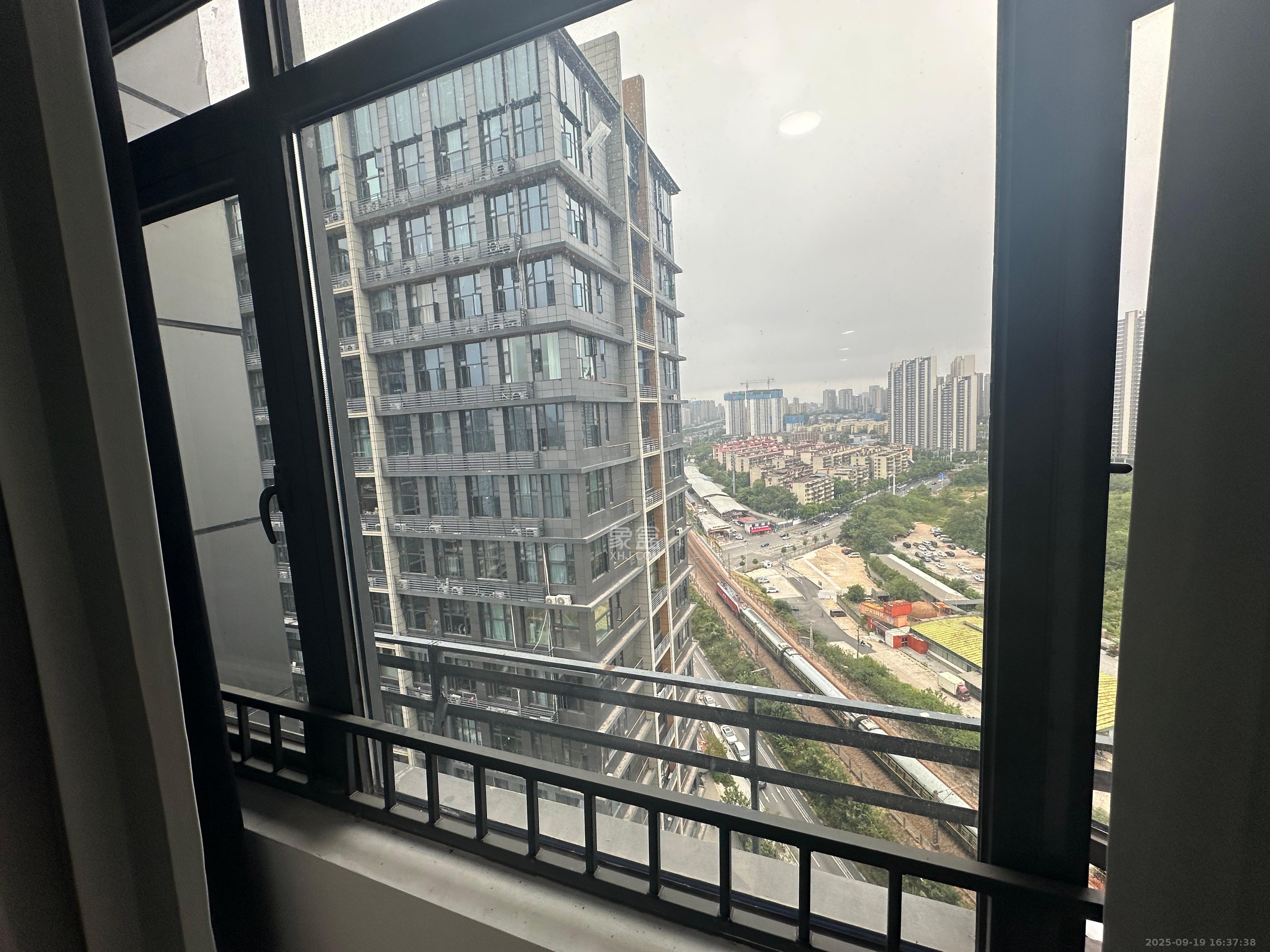 万科紫台  1室1厅1卫   2300.00元/月