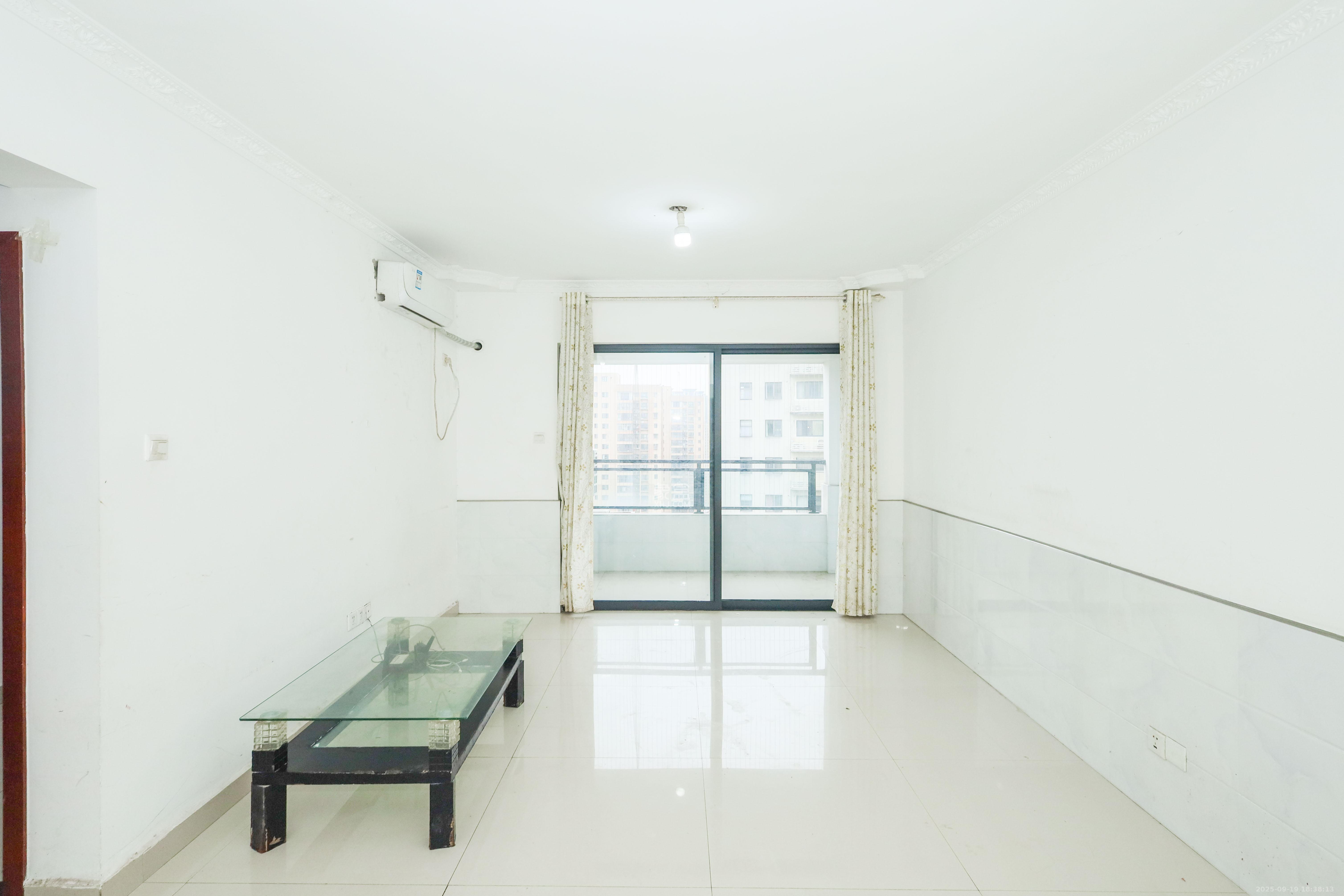 好莱城(弘德西街)  3室2厅1卫    72.8万 好莱城(弘德西街)  3室2厅1卫    72.8万客厅