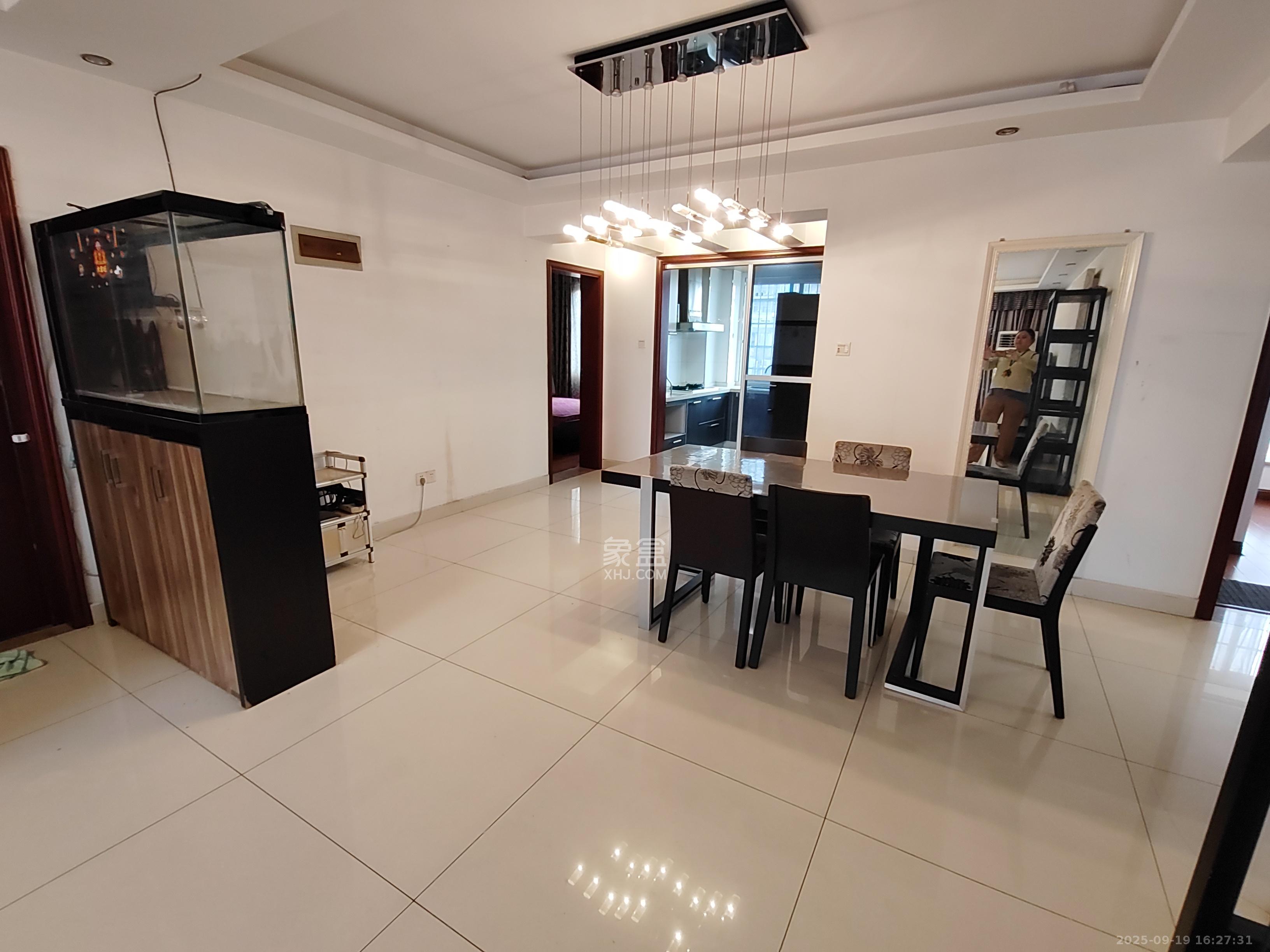 晶华美地  5室2厅2卫    2100.0元/月室内图