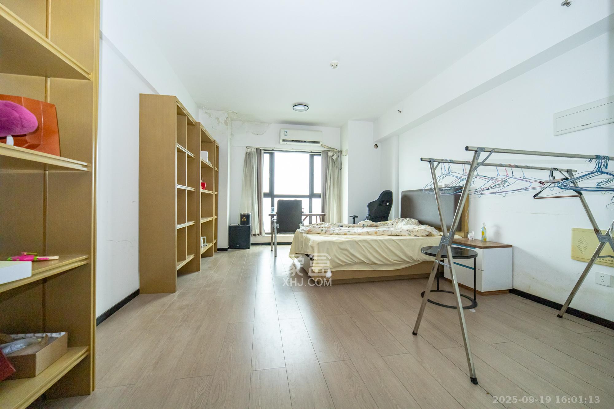 金科时代中心  1室1厅1卫    15.0万 金科时代中心  1室1厅1卫    15.0万客厅