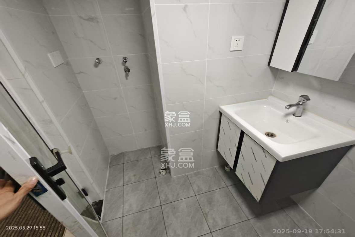 华润置地广场二期 1室1厅1卫 1600.00元/月 华润置地广场二期 1室1厅1卫 1600.00元/月室内图