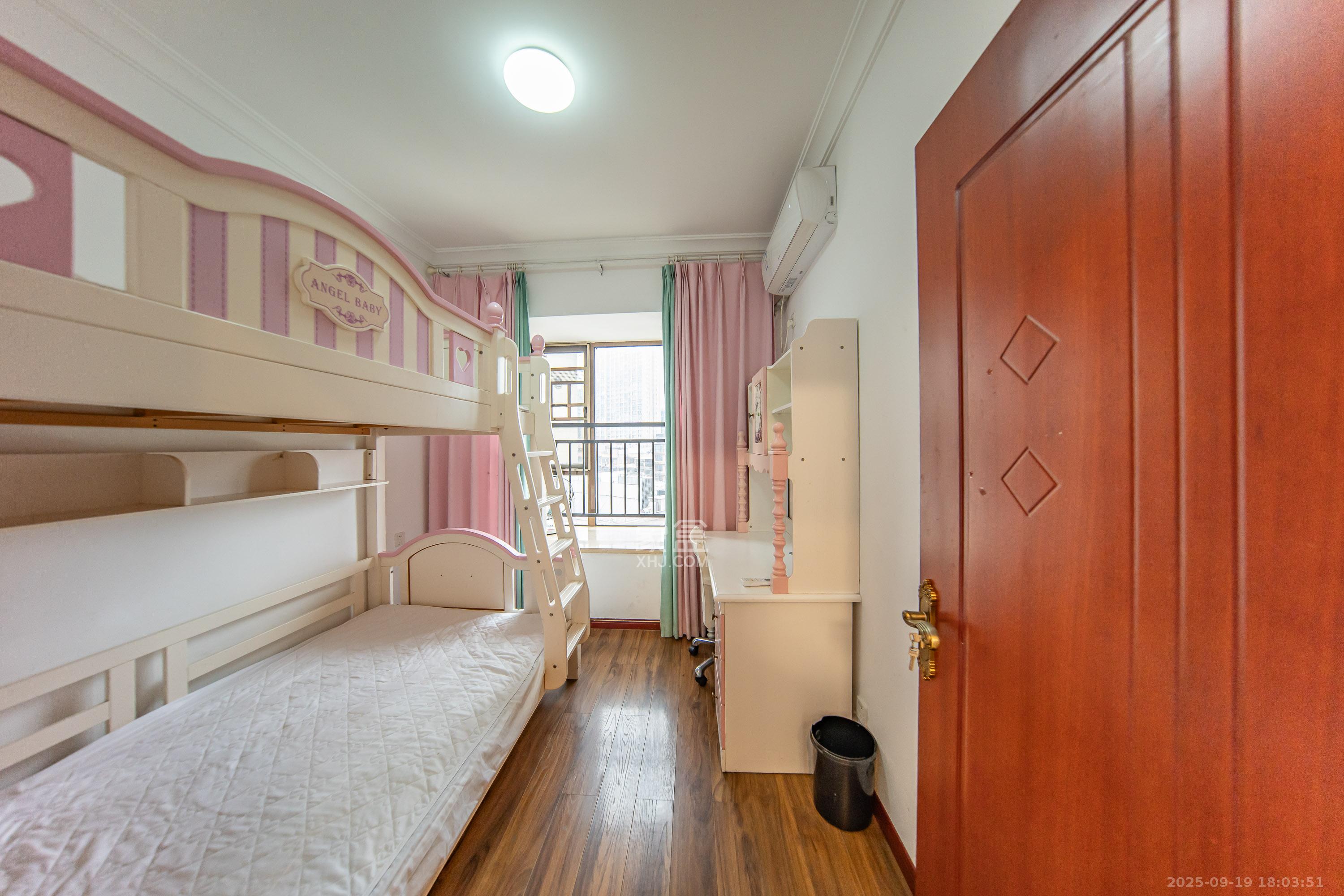 江山帝景哈佛  3室2厅2卫    88.0万卧室