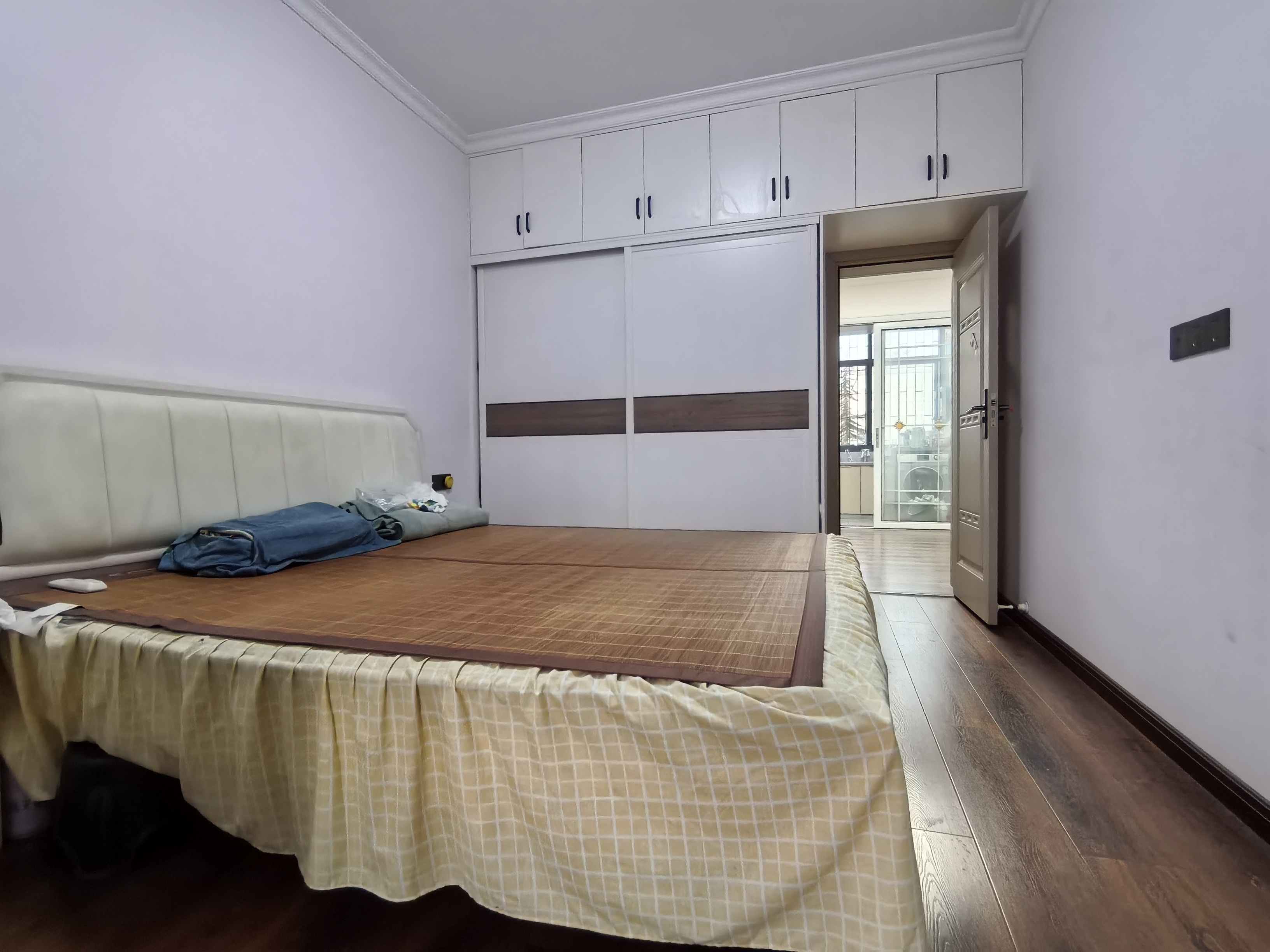 三中(校内)家属院  1室0厅0卫    2000.0元/月