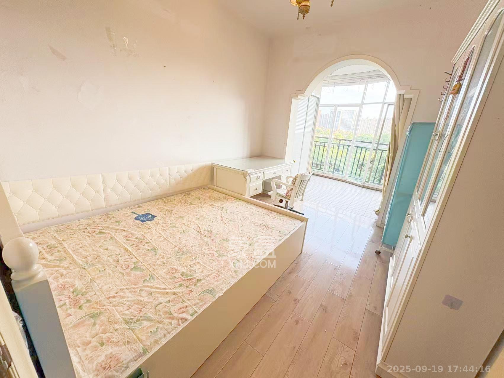 世景华庭  3室2厅2卫    1800.0元/月室内图