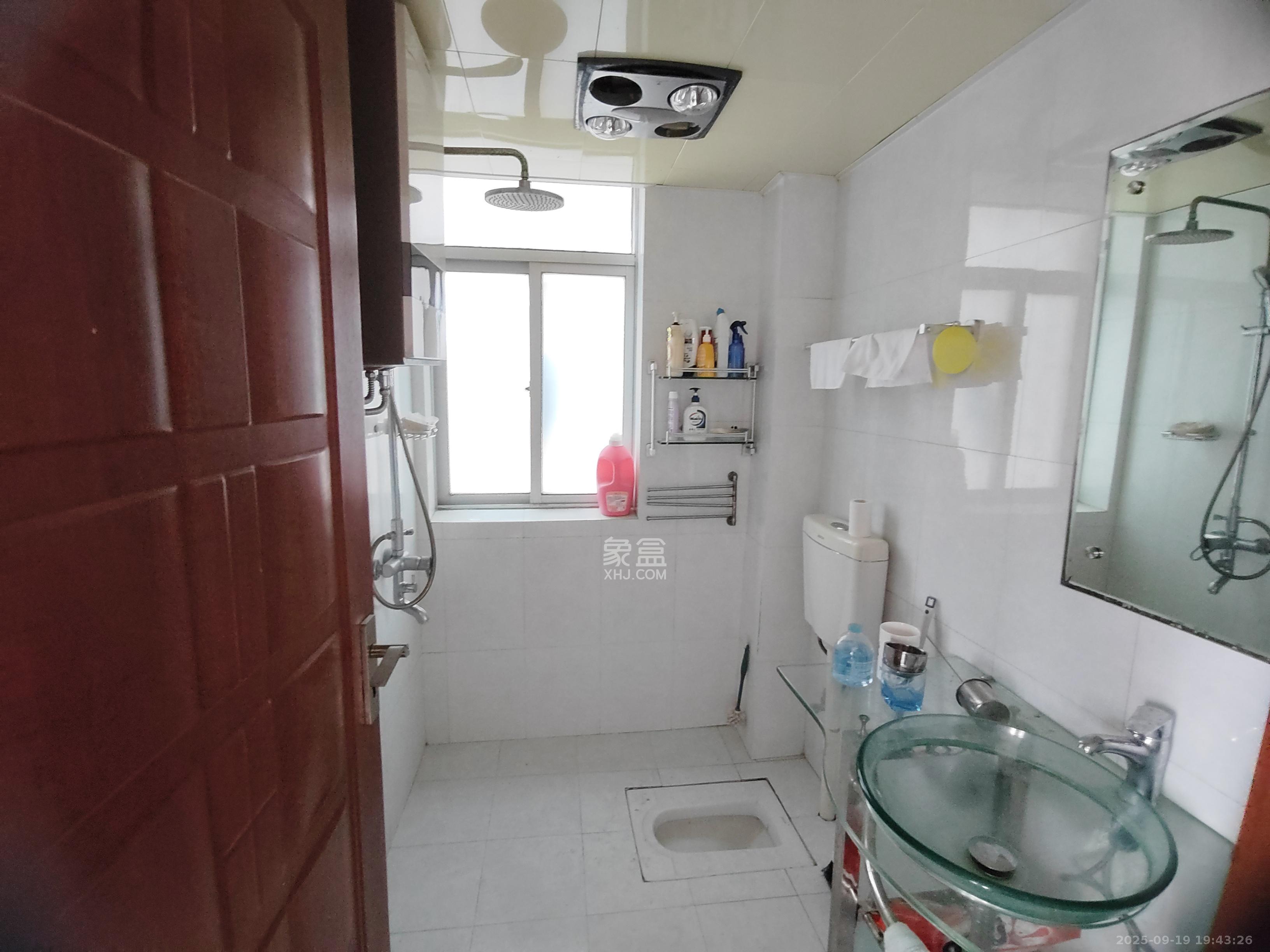 新雅园  3室2厅2卫    2000.0元/月室内图