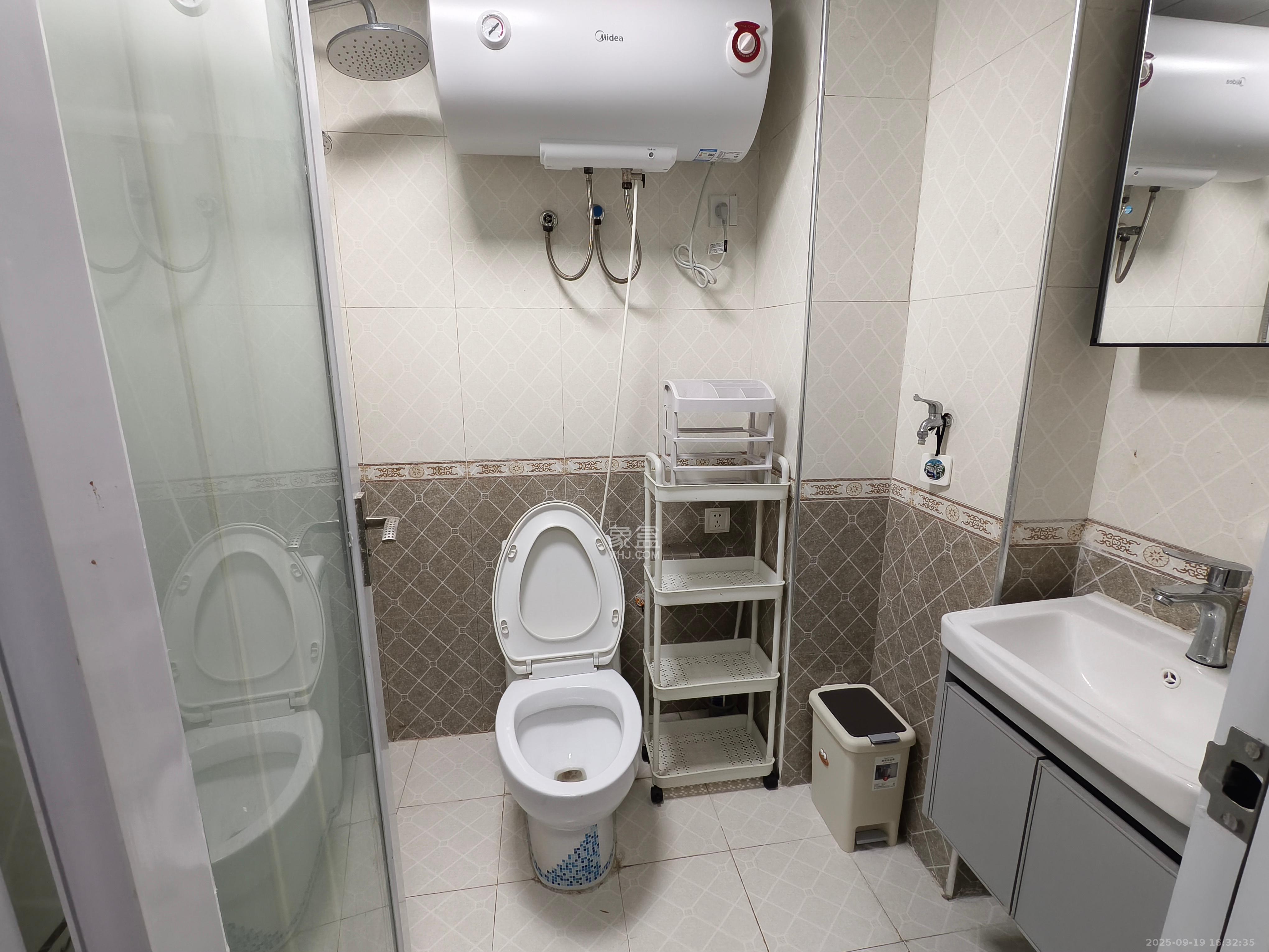 名富公寓  1室1厅1卫    1500.0元/月室内图