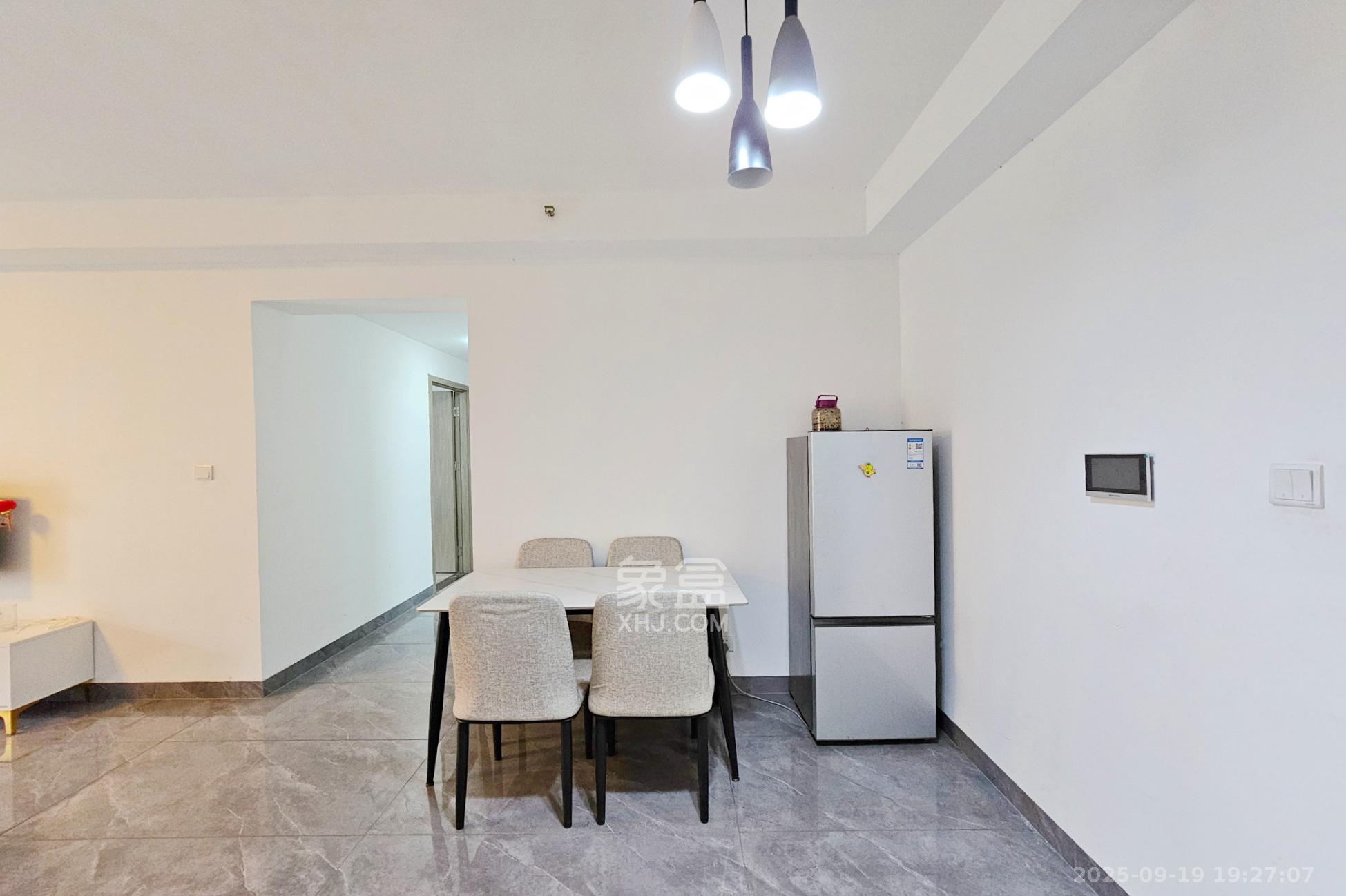 阳光城尚东湾凌云府  3室2厅2卫    115.8万客厅