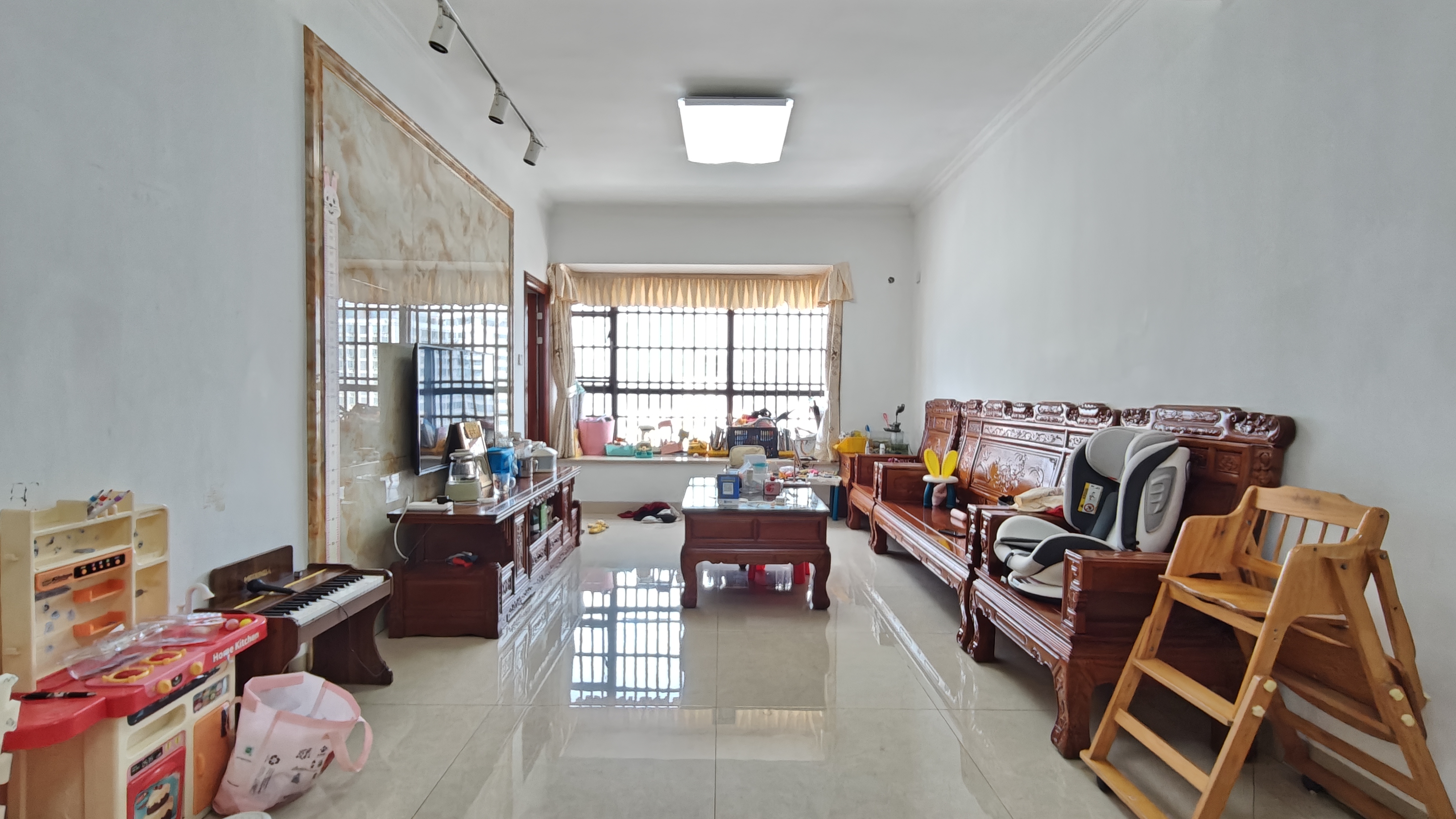 海悦东方 2室2厅1卫 155.0万 海悦东方 2室2厅1卫 155.0万客厅