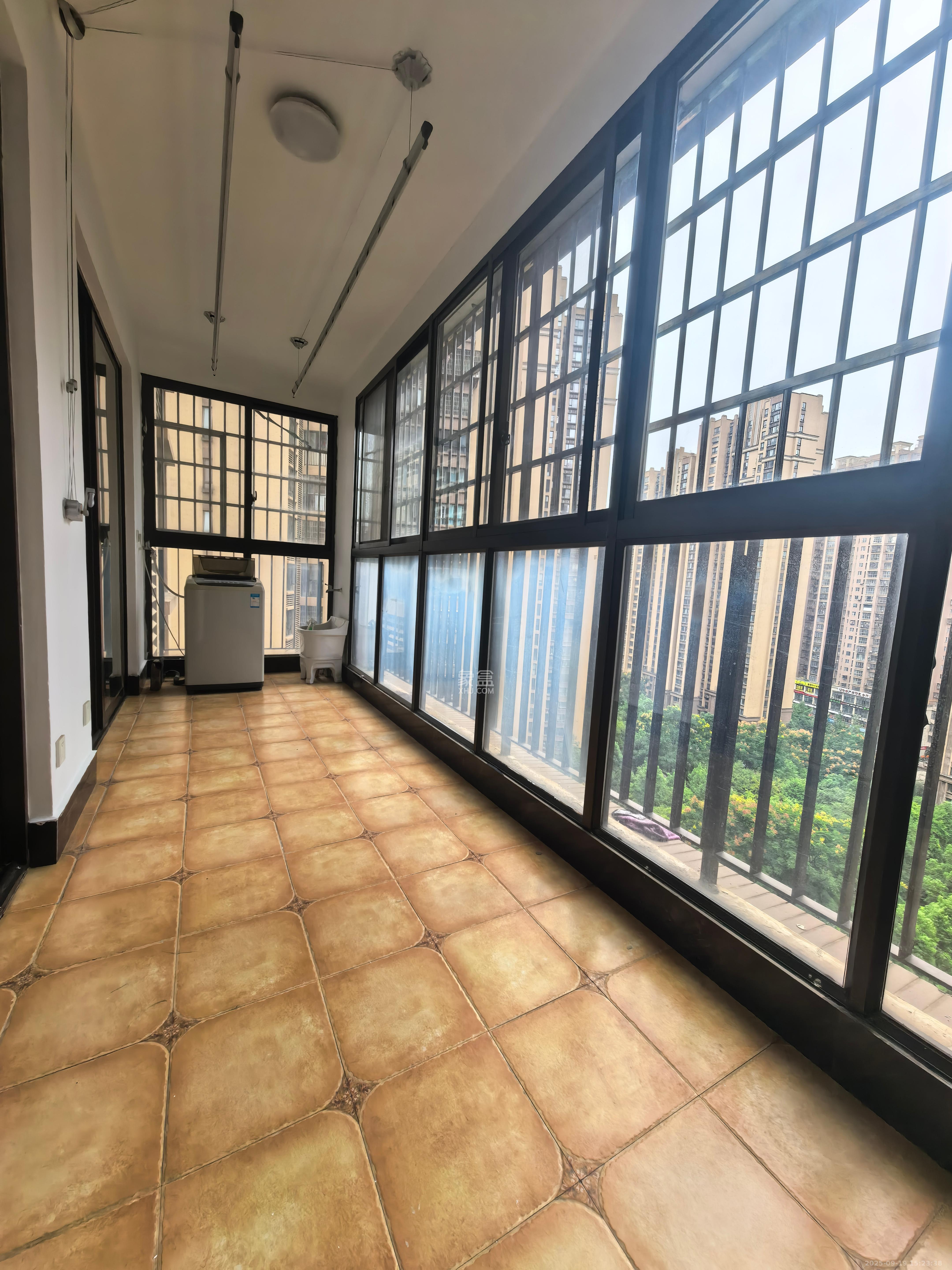 华润凤凰城三期 4室2厅2卫 2500.0元/月 华润凤凰城三期 4室2厅2卫 2500.0元/月室内图